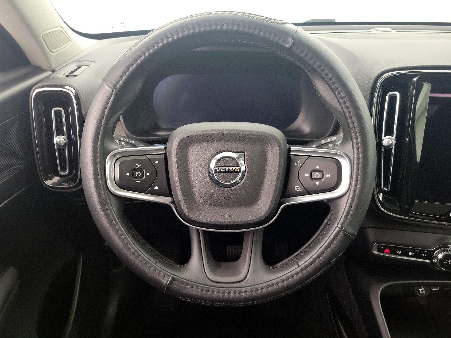 Thumbnail: 2025 Volvo XC40 - 10
