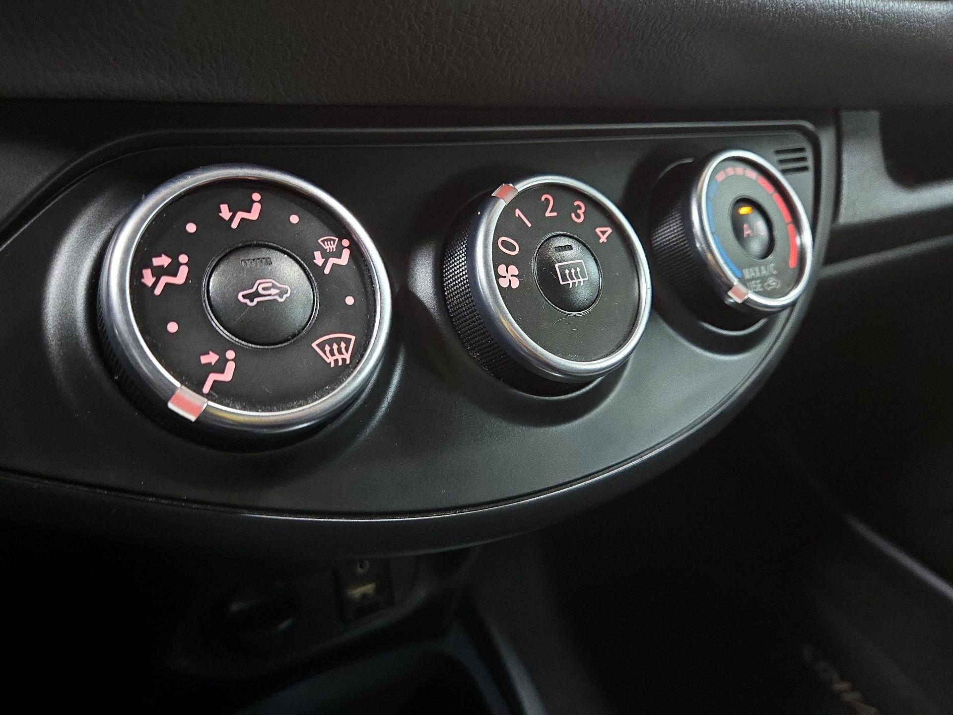 Thumbnail: 2015 Toyota Yaris - 15