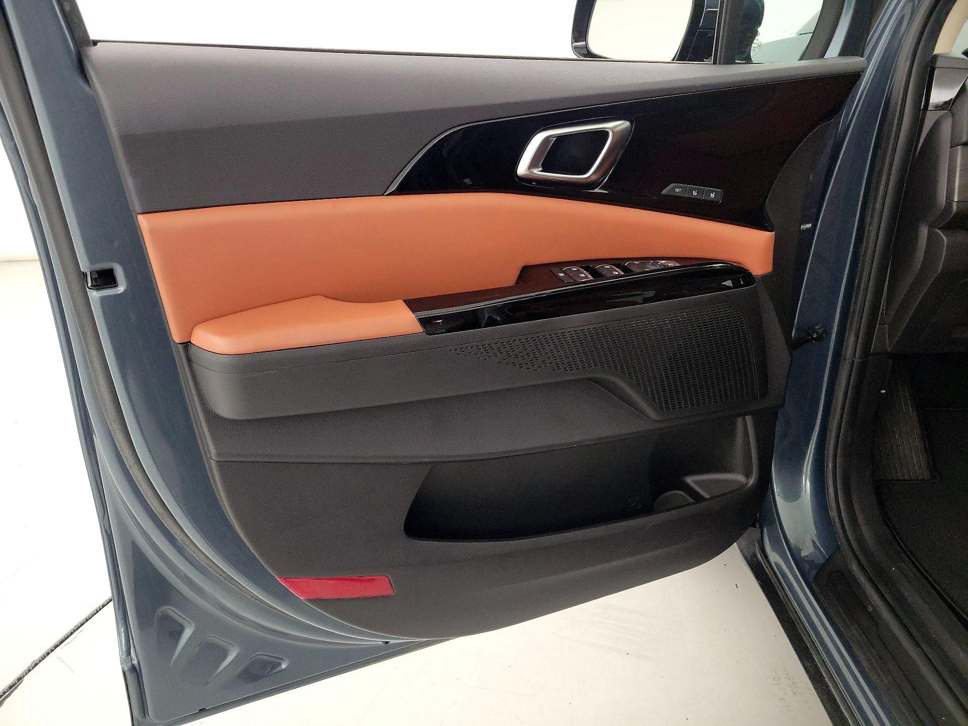 Thumbnail: 2022 Kia Carnival - 12