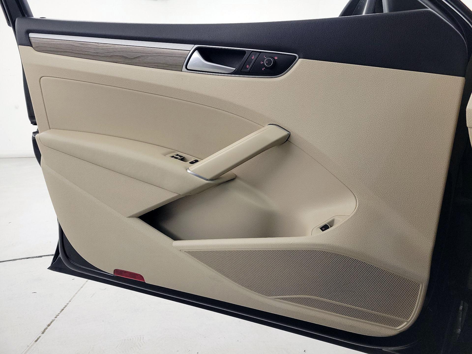 Thumbnail: 2016 Volkswagen Passat - 12