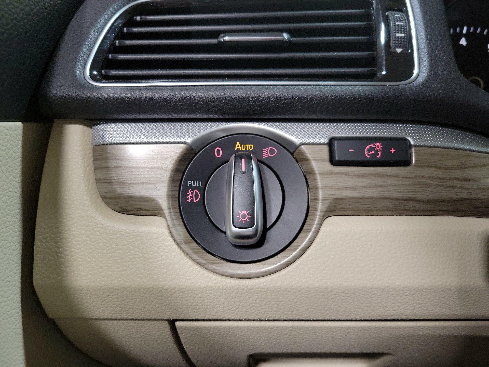 Thumbnail: 2016 Volkswagen Passat - 13