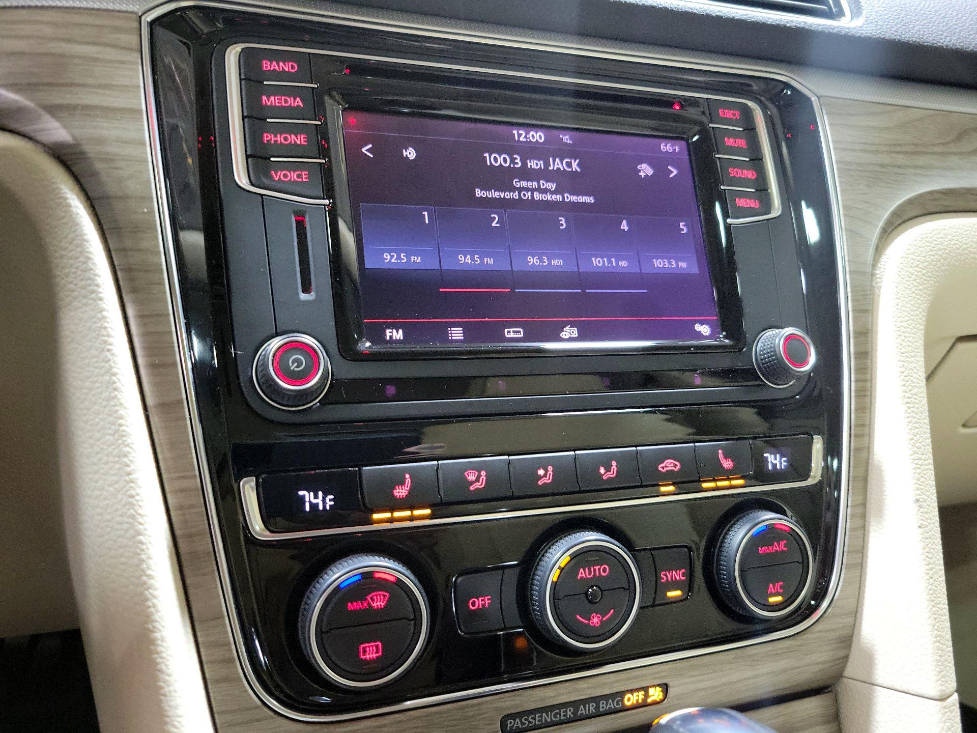 Thumbnail: 2016 Volkswagen Passat - 15