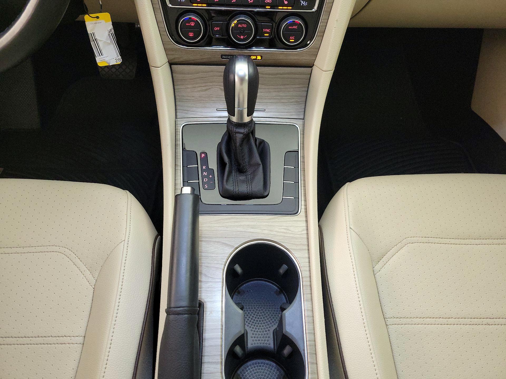 Thumbnail: 2016 Volkswagen Passat - 17