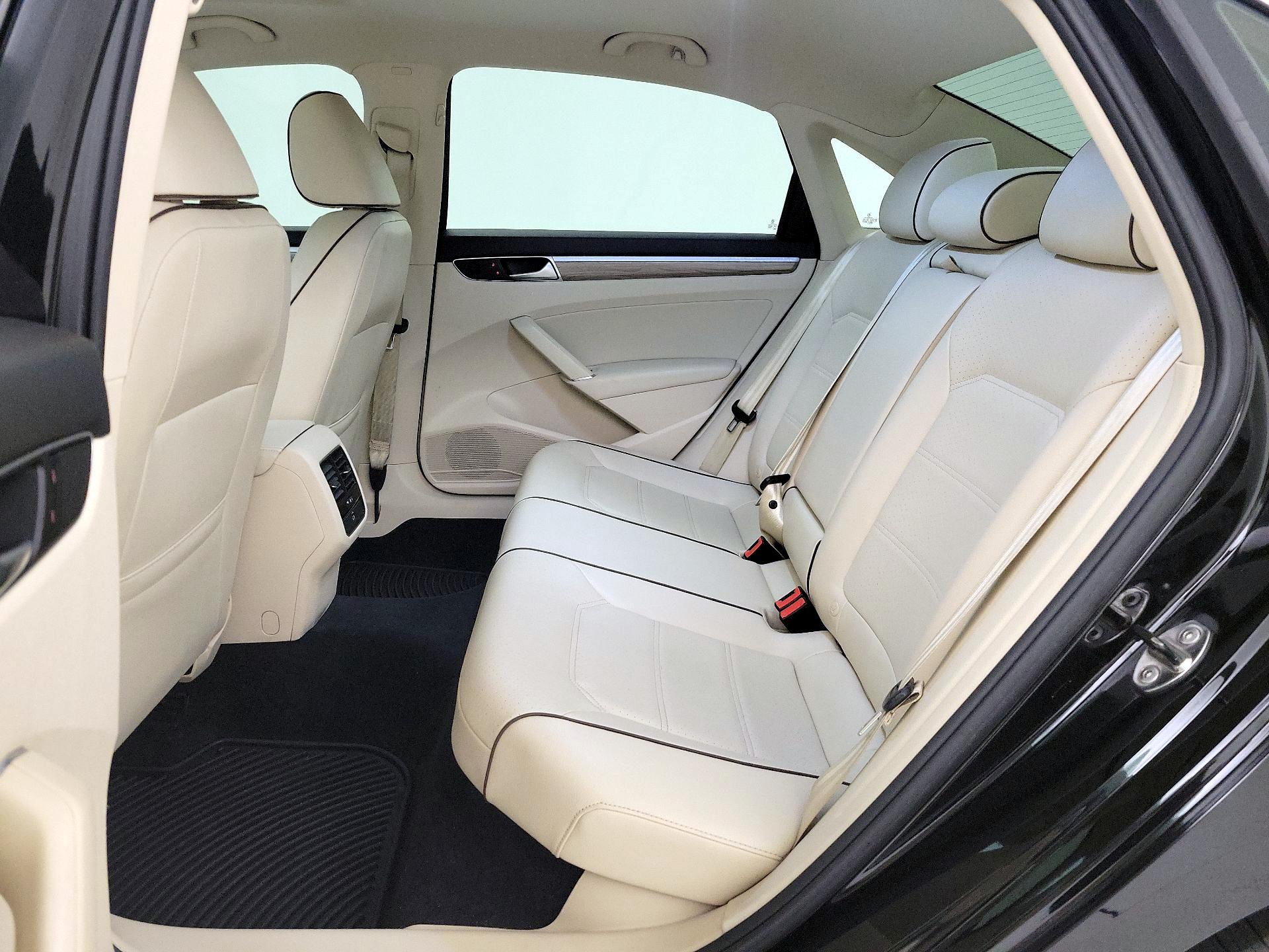 Thumbnail: 2016 Volkswagen Passat - 19