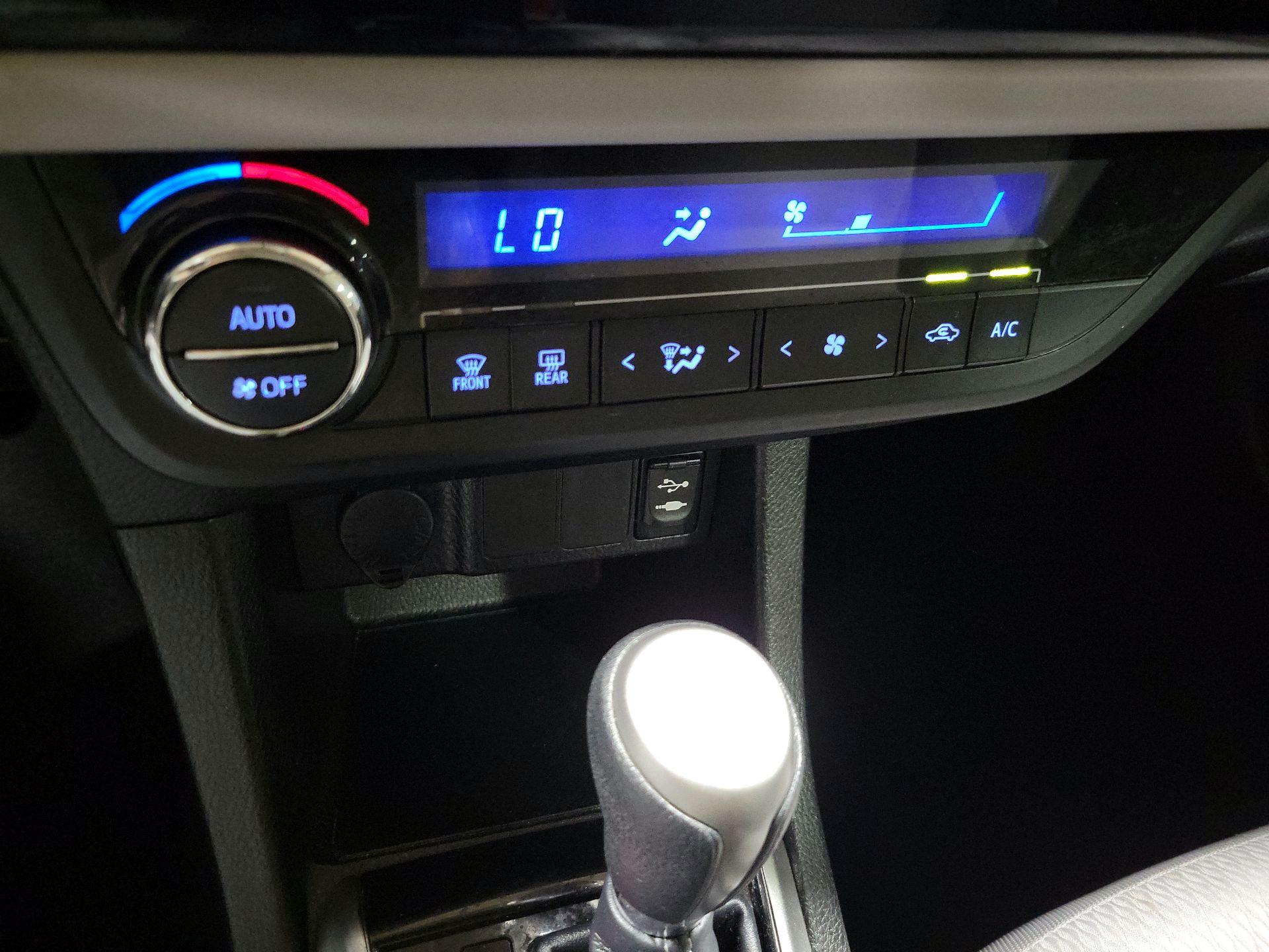 Thumbnail: 2015 Toyota Corolla - 16