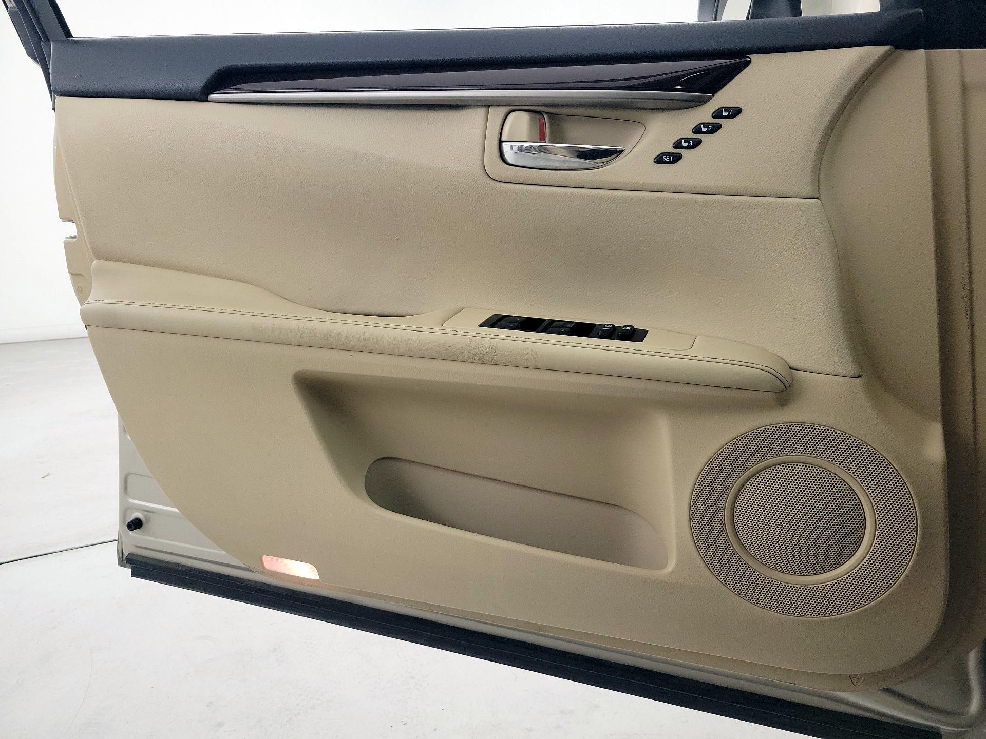 Thumbnail: 2015 Lexus ES - 12