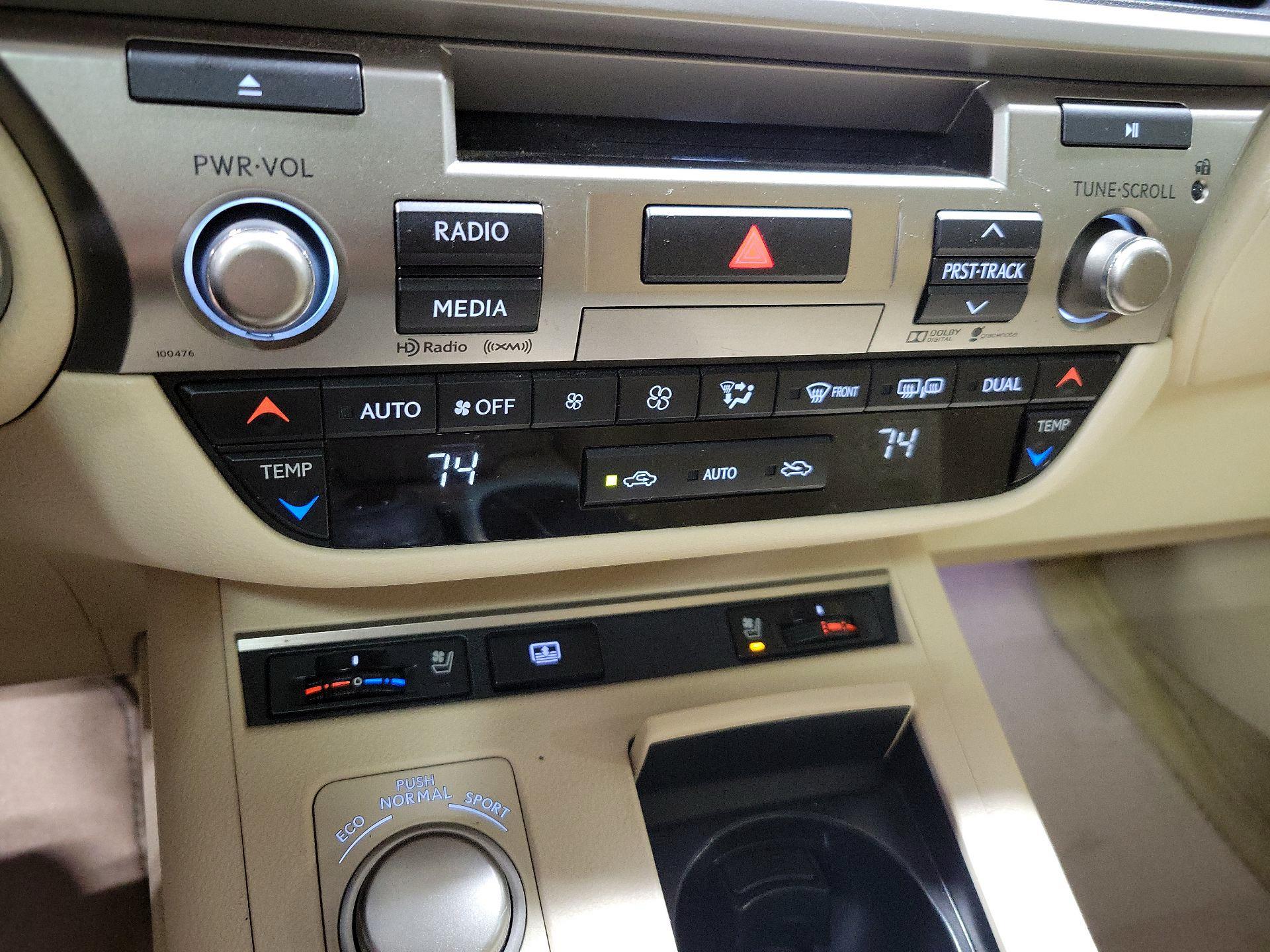 Thumbnail: 2015 Lexus ES - 17