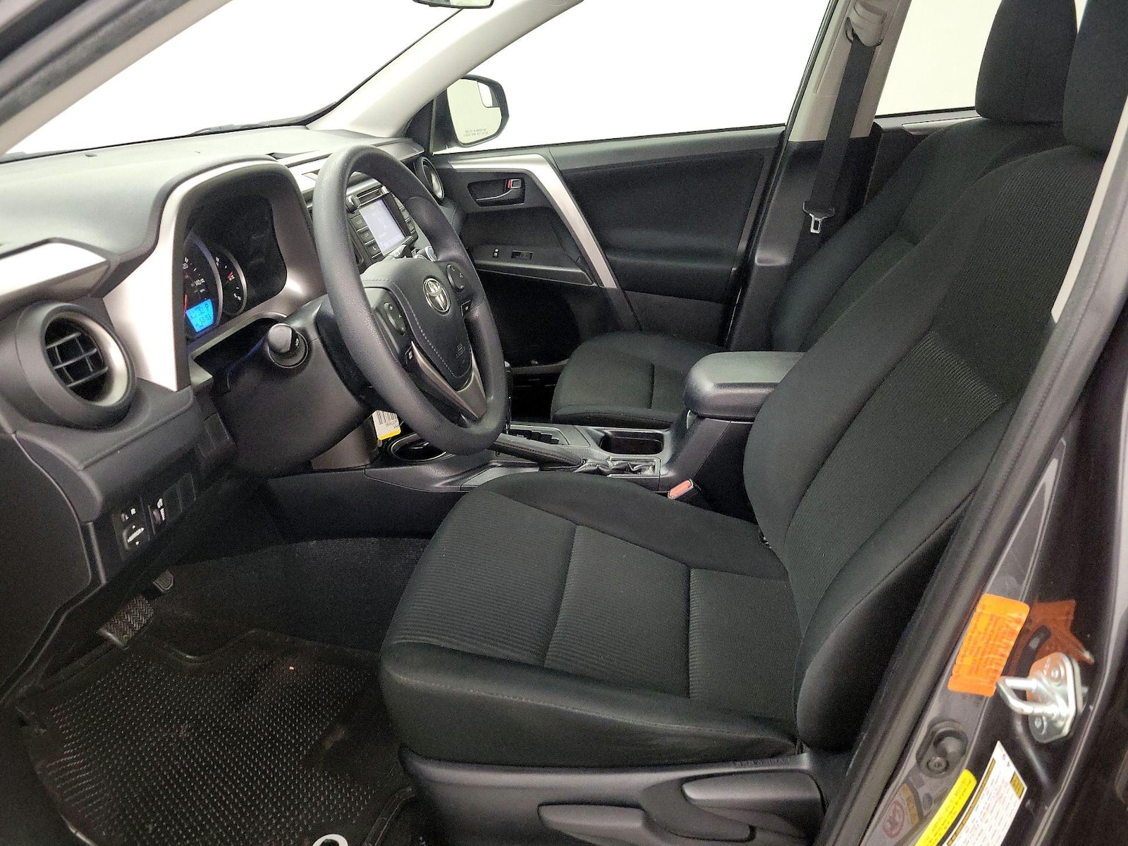 2016 Toyota RAV4 LE - Photo 12