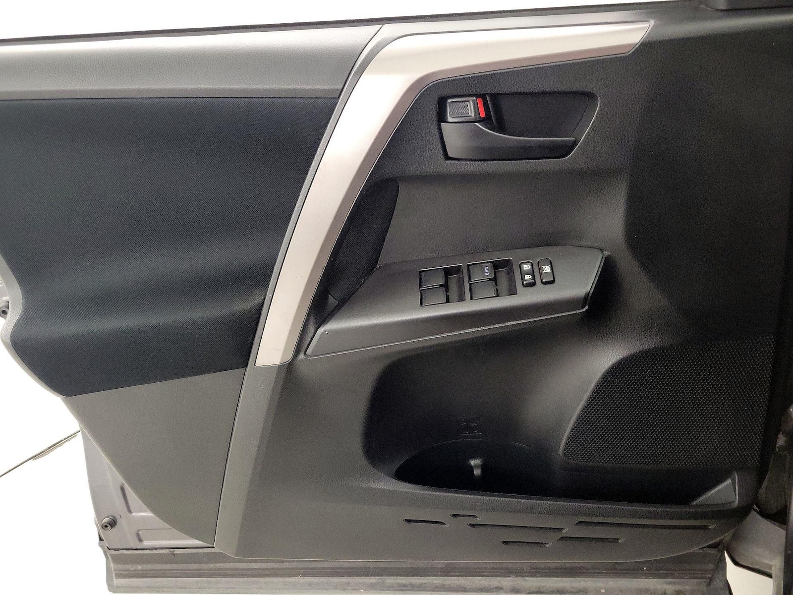 2016 Toyota RAV4 LE - Photo 13