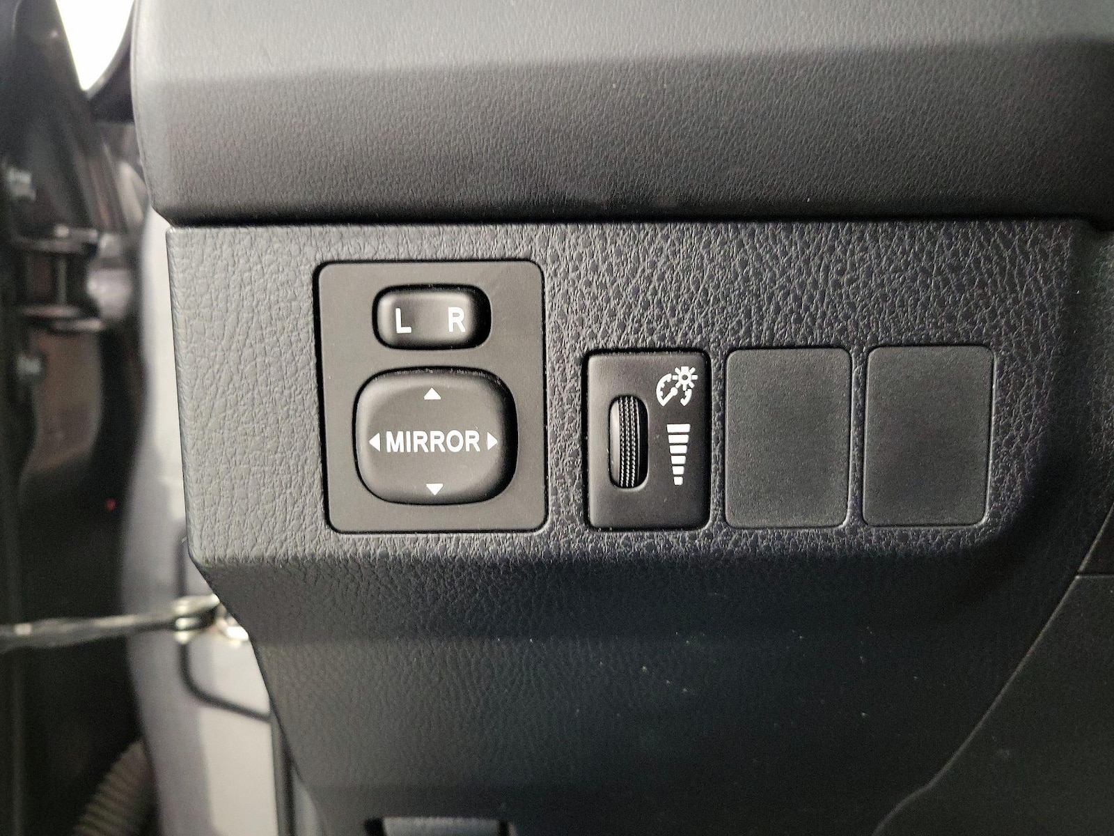 2016 Toyota RAV4 LE - Photo 14