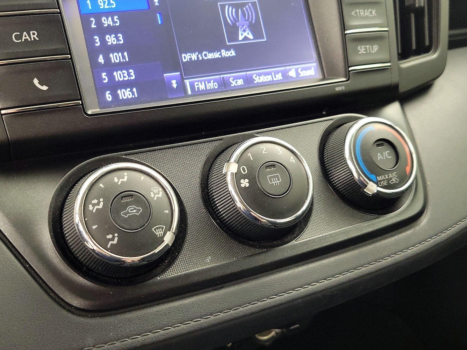 2016 Toyota RAV4 LE - Photo 17