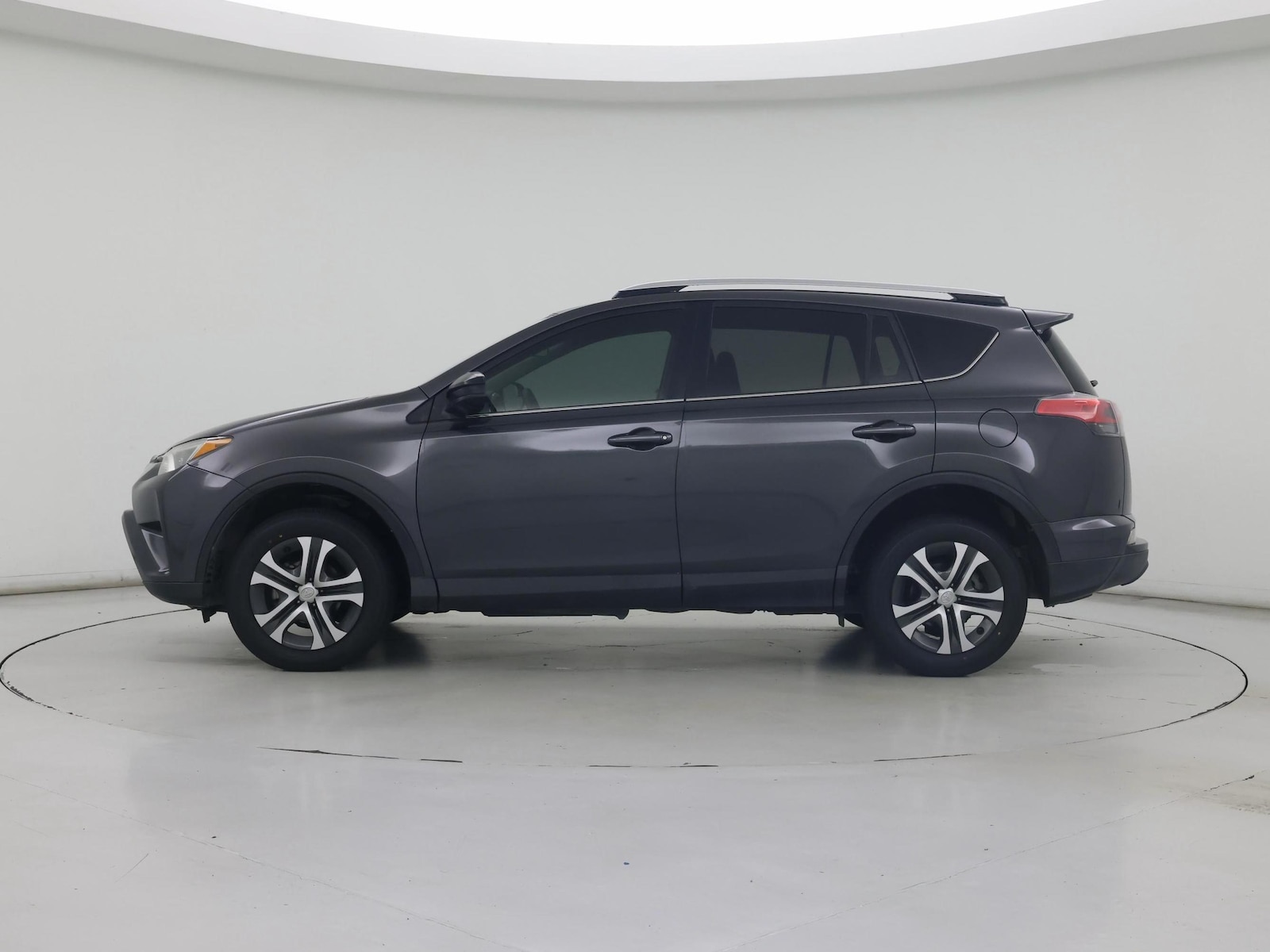 2016 Toyota RAV4 LE - Photo 4