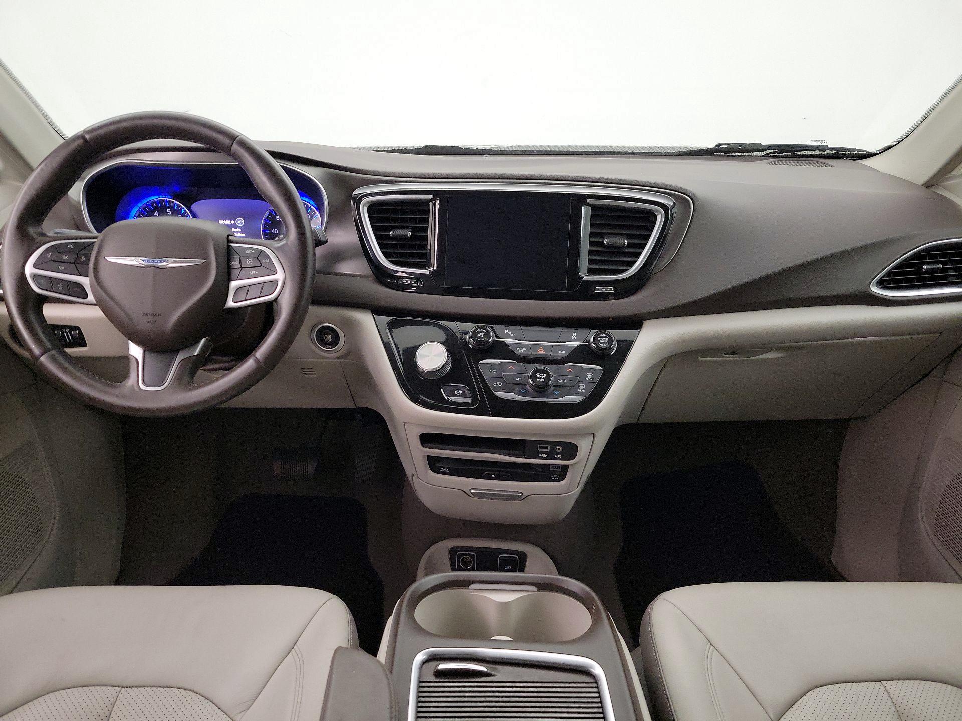Thumbnail: 2017 Chrysler Pacifica - 9