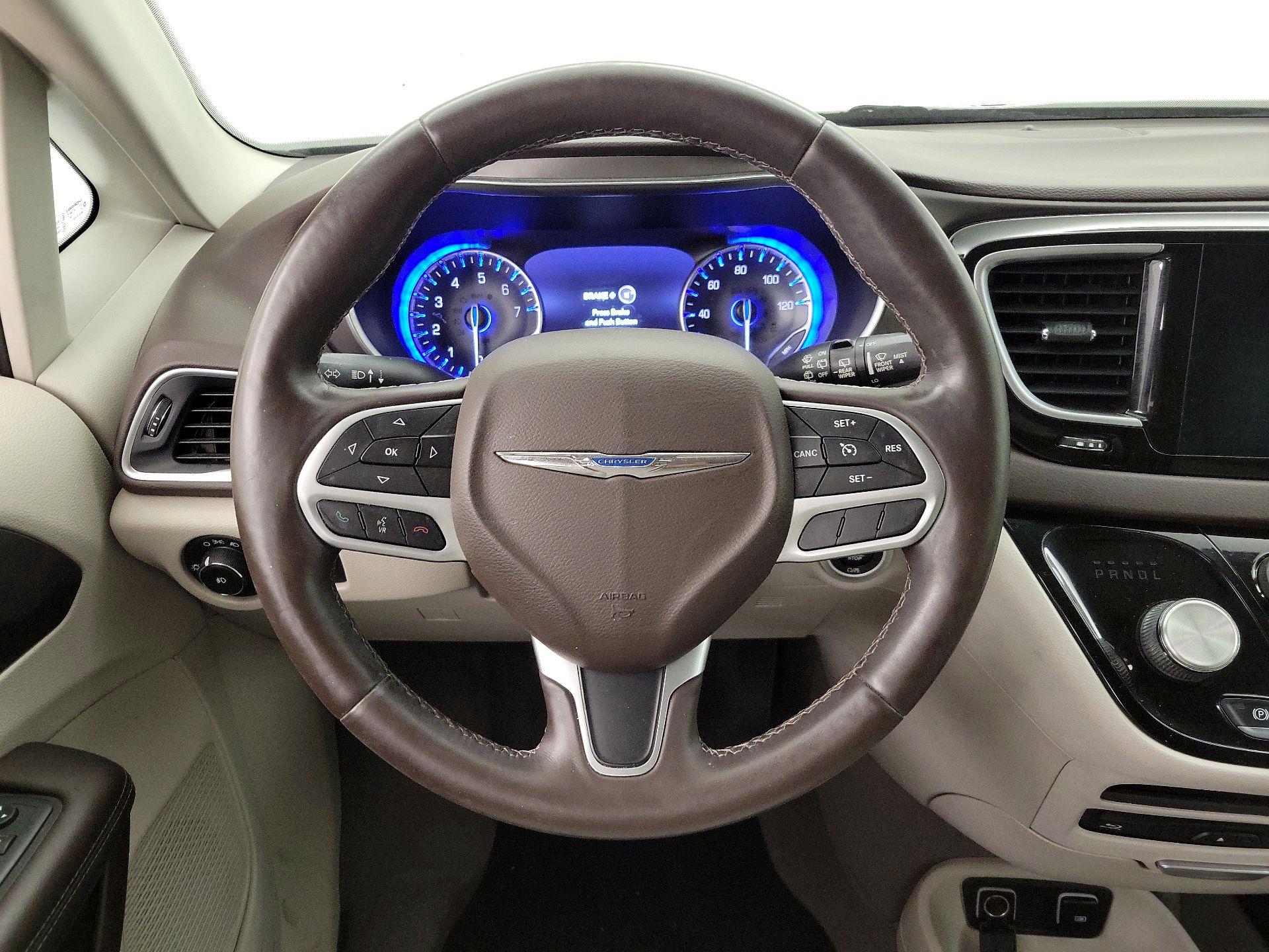 Thumbnail: 2017 Chrysler Pacifica - 10