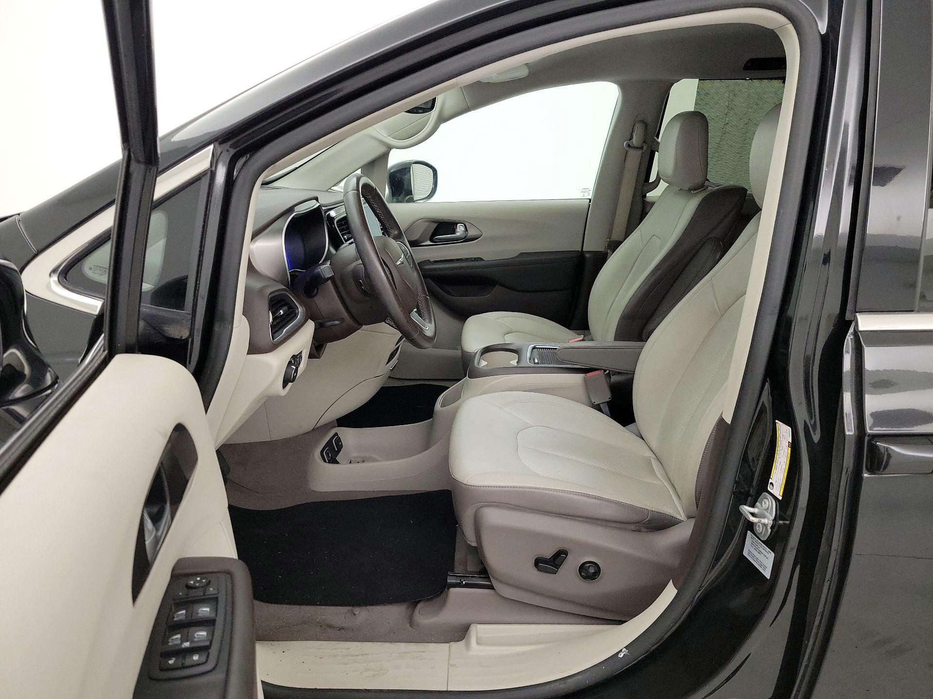 Thumbnail: 2017 Chrysler Pacifica - 11