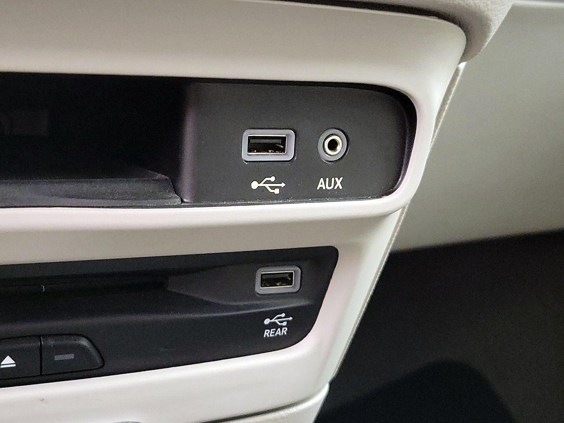 Thumbnail: 2017 Chrysler Pacifica - 18