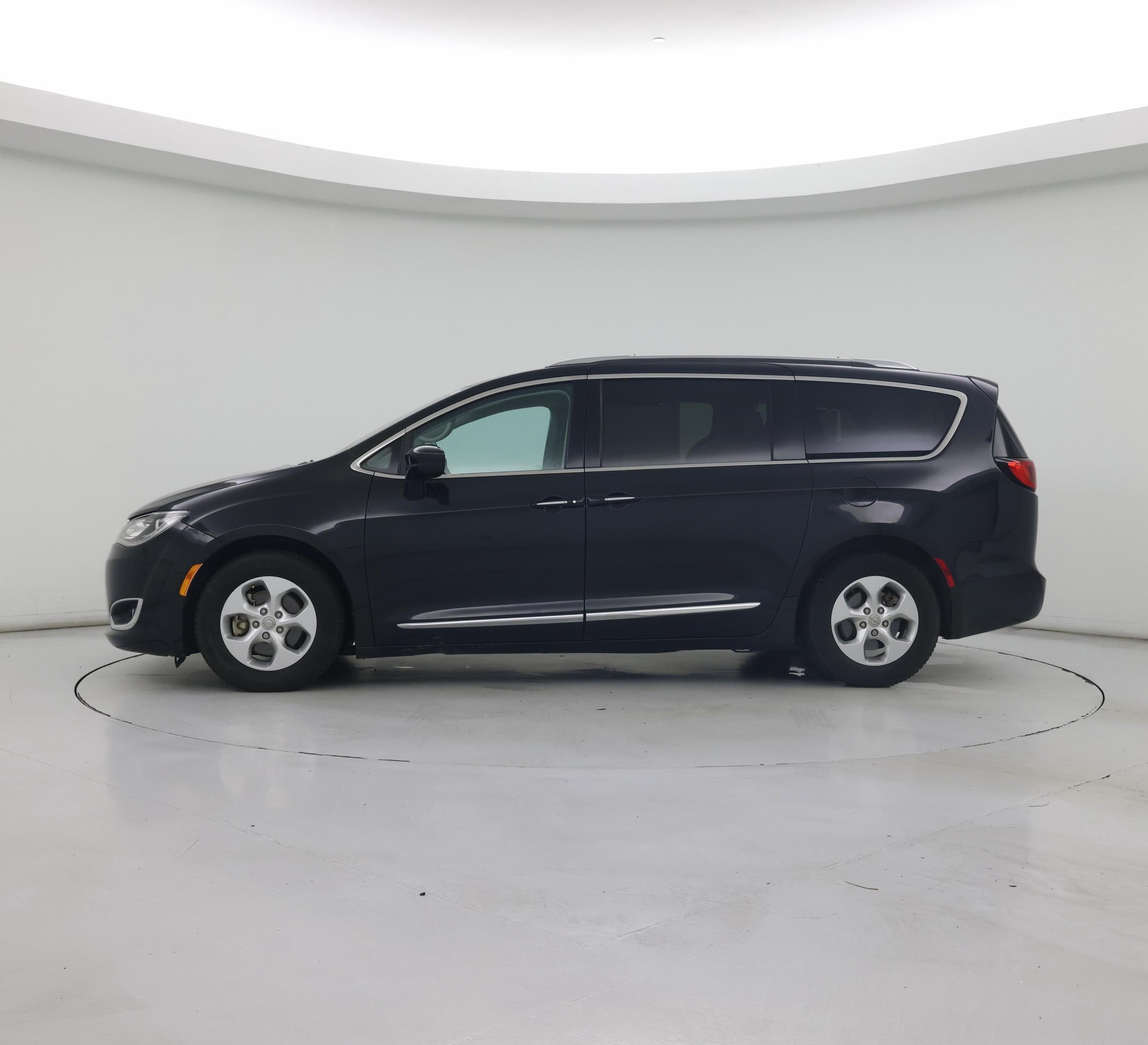 Thumbnail: 2017 Chrysler Pacifica - 3