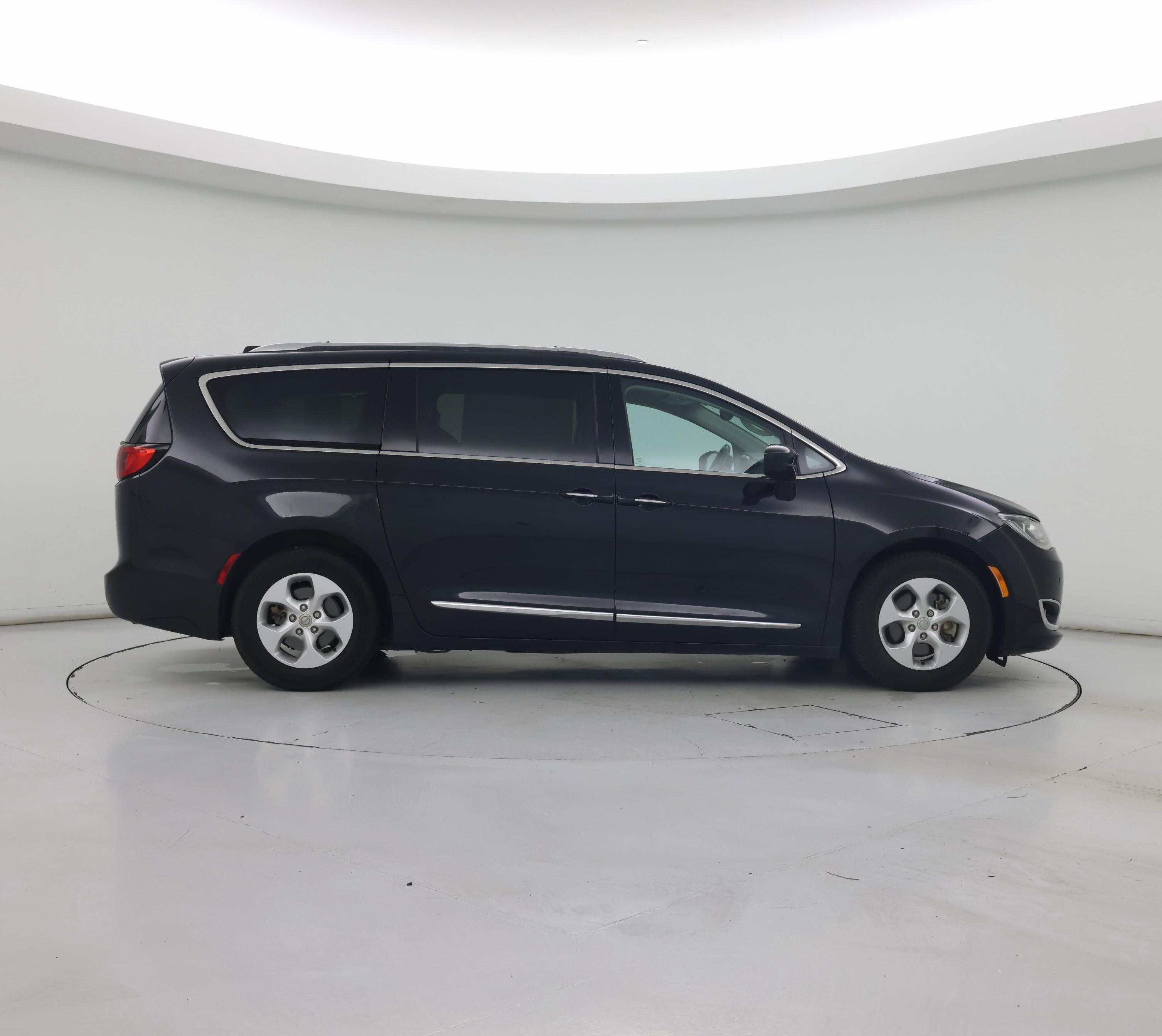 Thumbnail: 2017 Chrysler Pacifica - 7