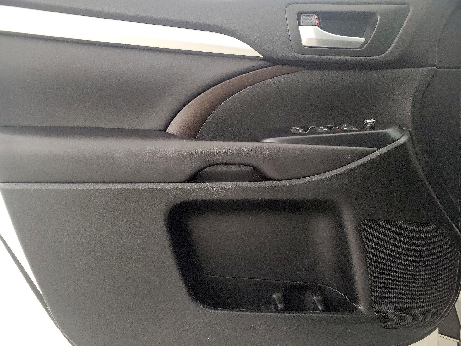 Thumbnail: 2016 Toyota Highlander - 12