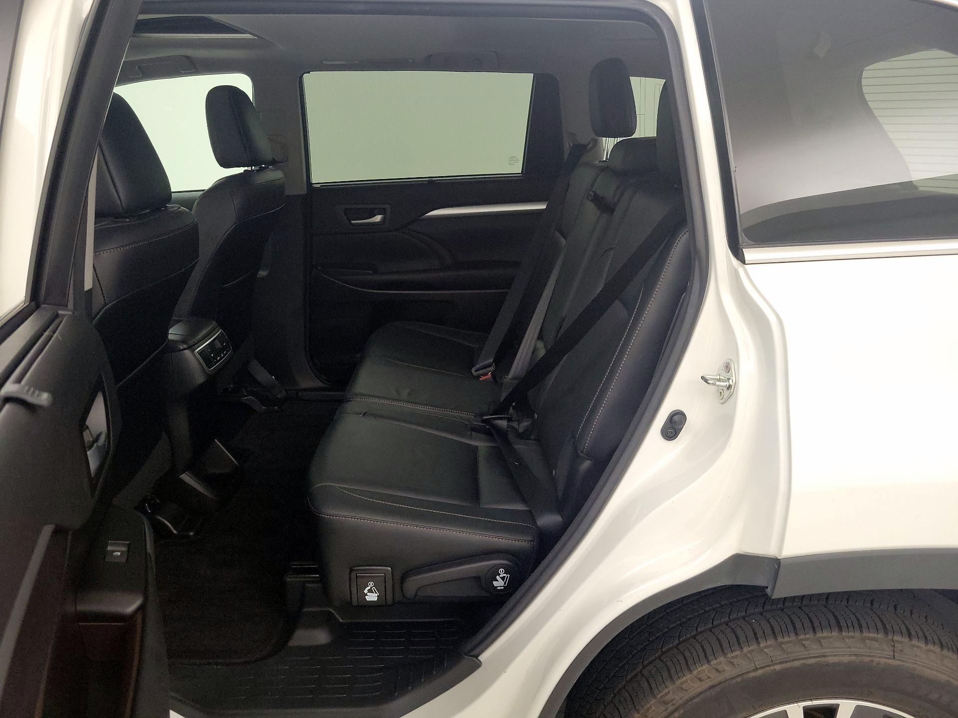 Thumbnail: 2016 Toyota Highlander - 20