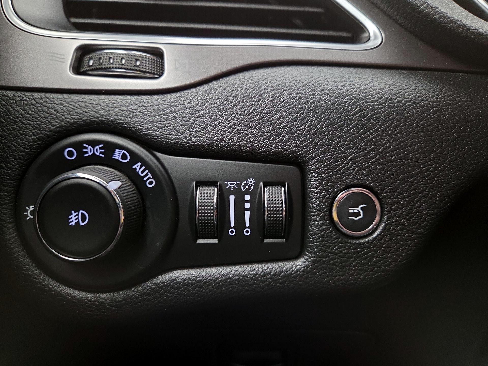 Thumbnail: 2019 Jeep Cherokee - 13
