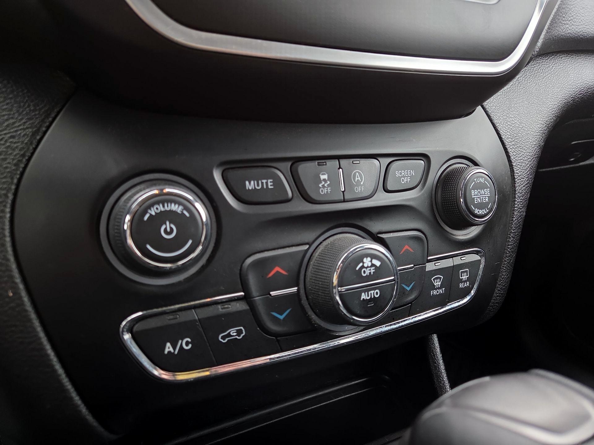 Thumbnail: 2019 Jeep Cherokee - 16