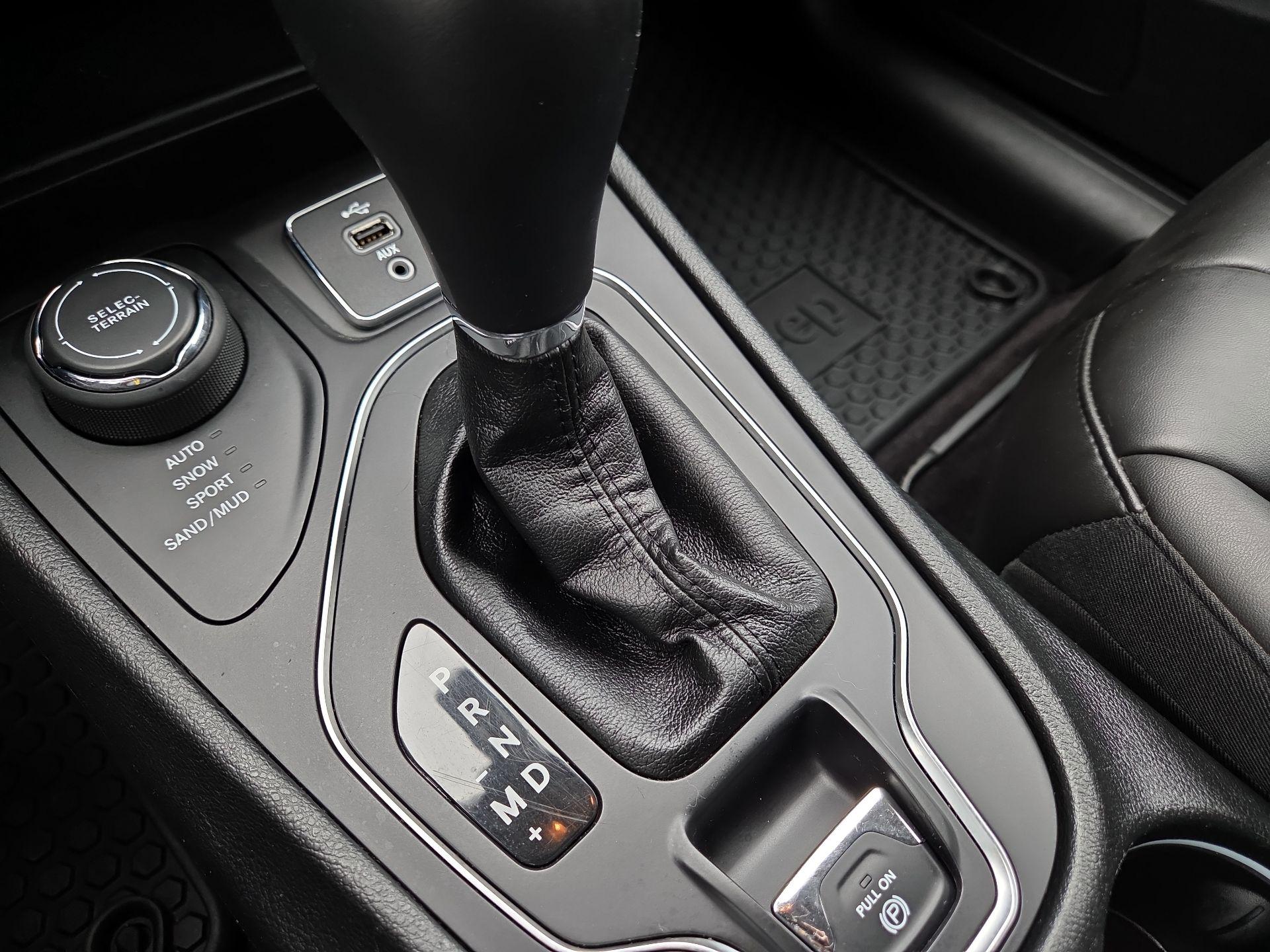 Thumbnail: 2019 Jeep Cherokee - 17