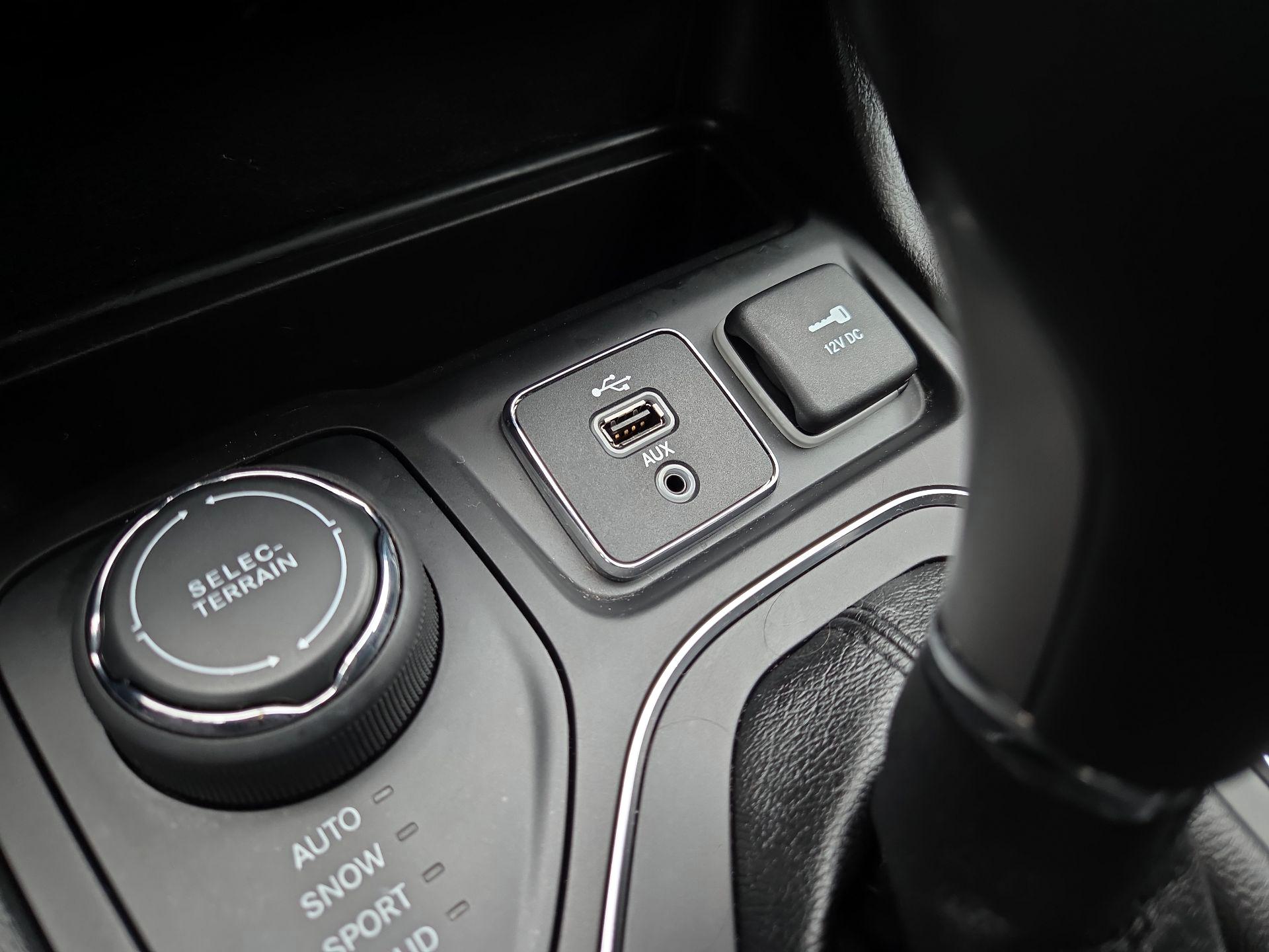 Thumbnail: 2019 Jeep Cherokee - 18