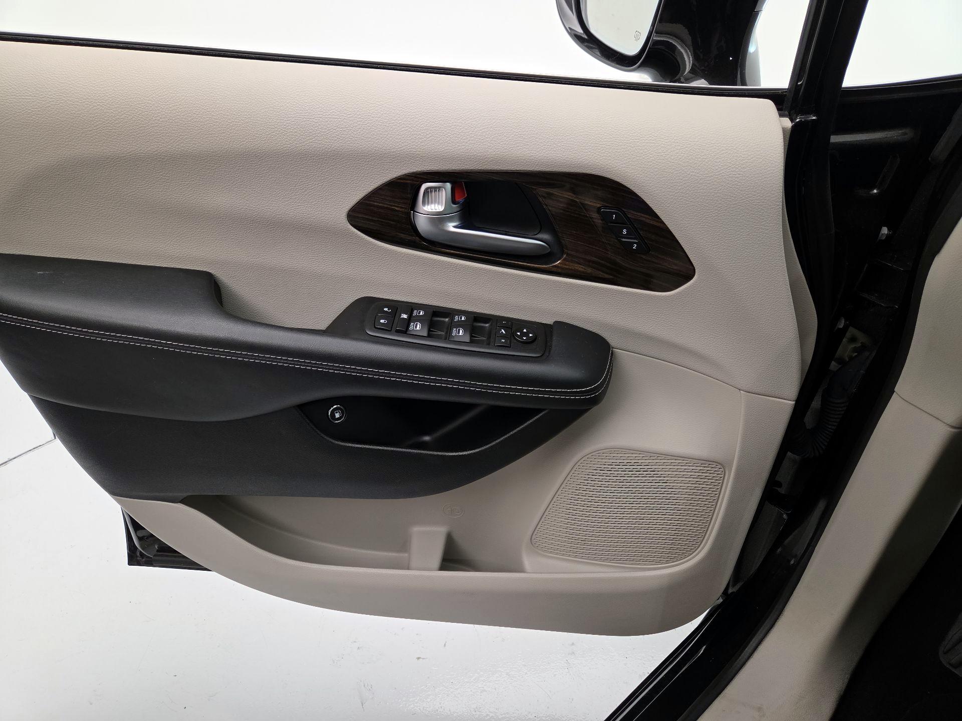 Thumbnail: 2021 Chrysler Pacifica - 12