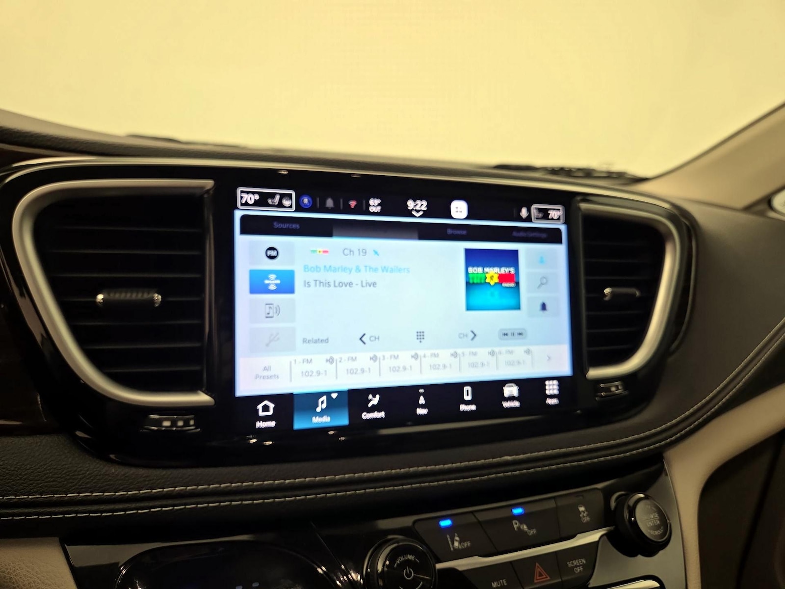 2021 Chrysler Pacifica Hybrid Limited - Photo 17