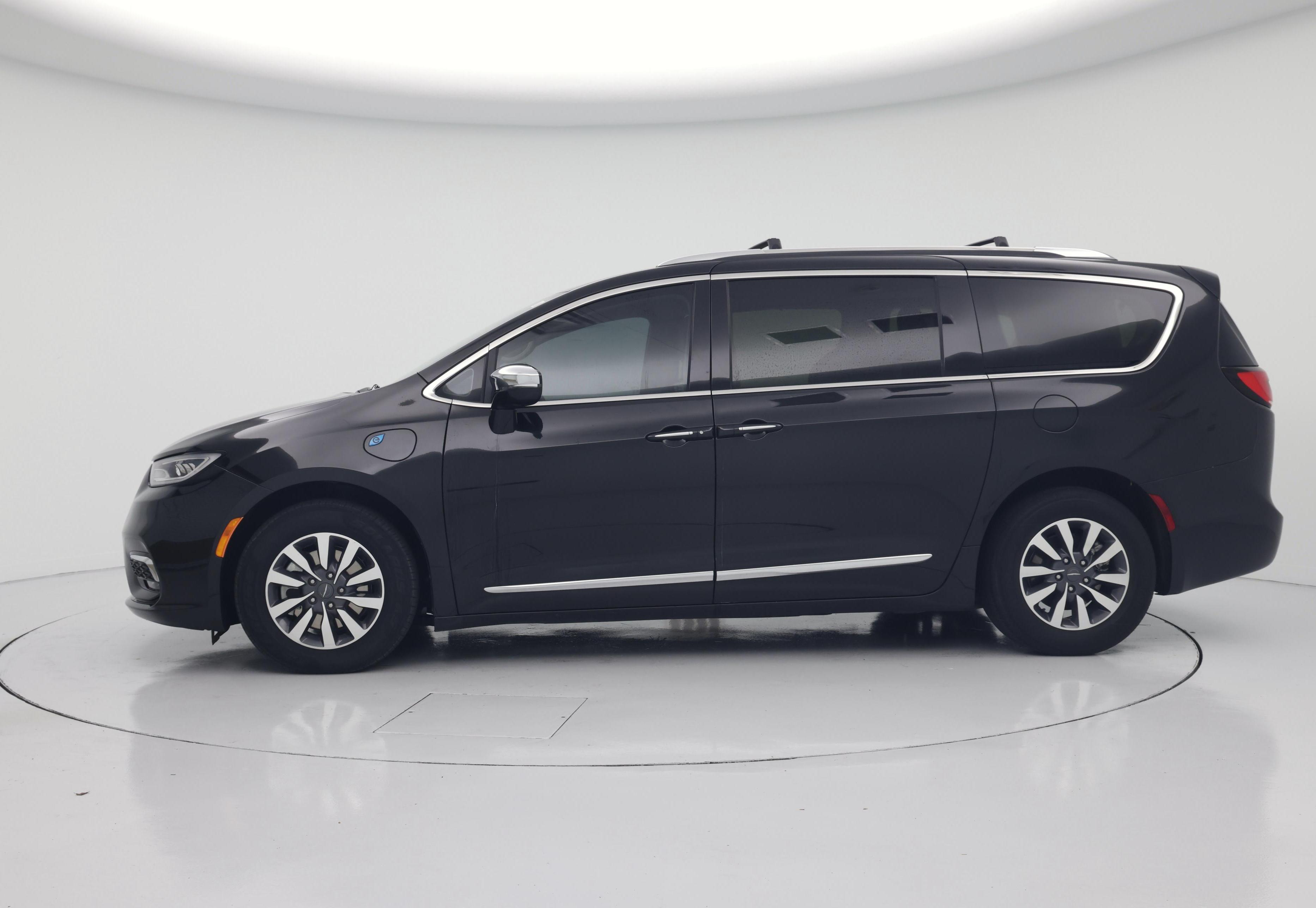 Thumbnail: 2021 Chrysler Pacifica - 3