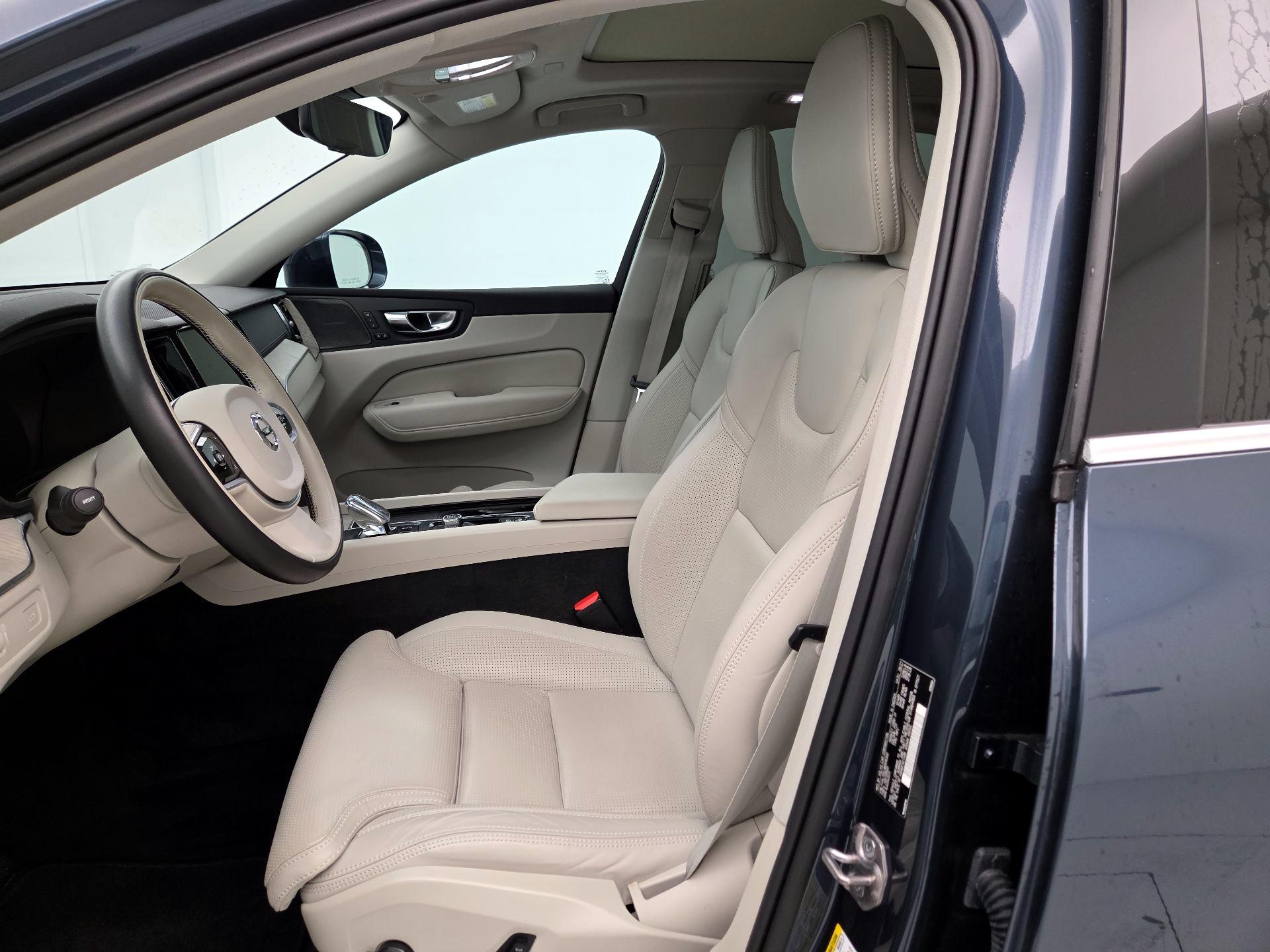 Thumbnail: 2022 Volvo XC60 - 11