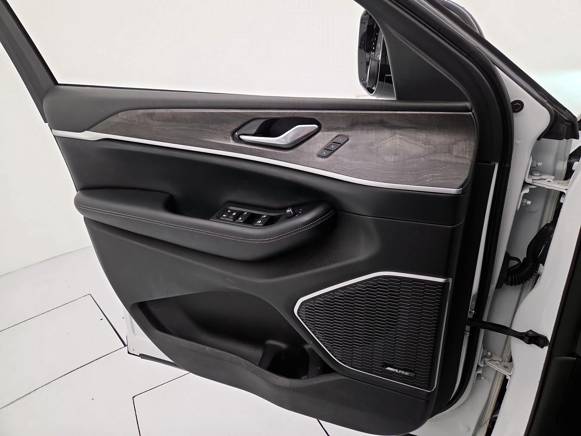 Thumbnail: 2022 Jeep Grand Cherokee - 12