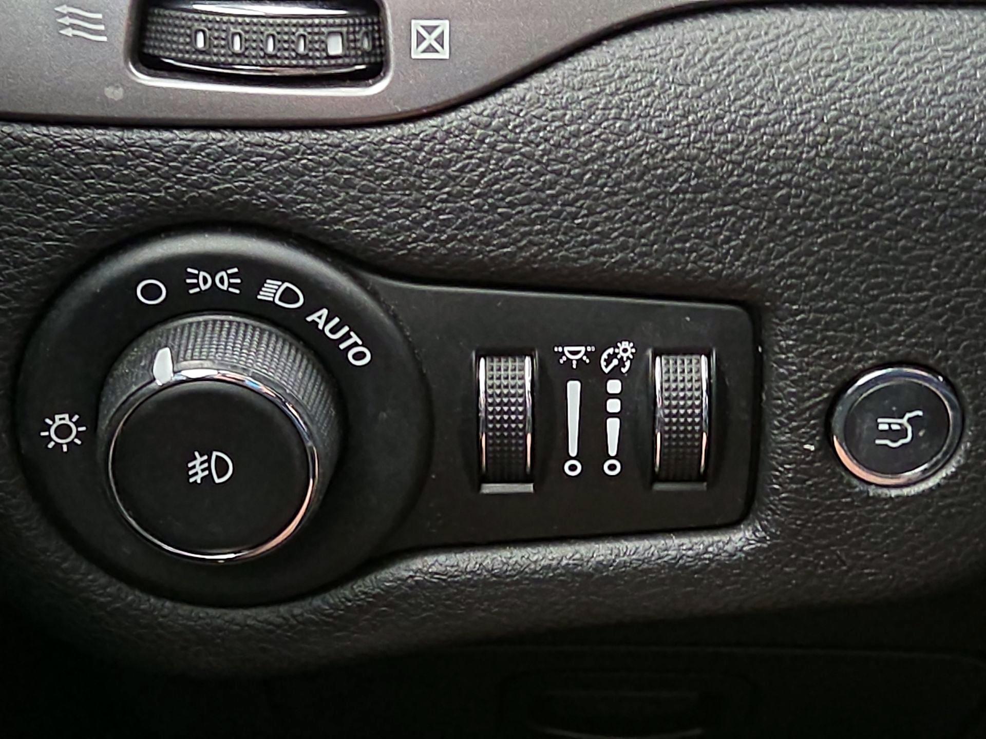 Thumbnail: 2019 Jeep Cherokee - 13