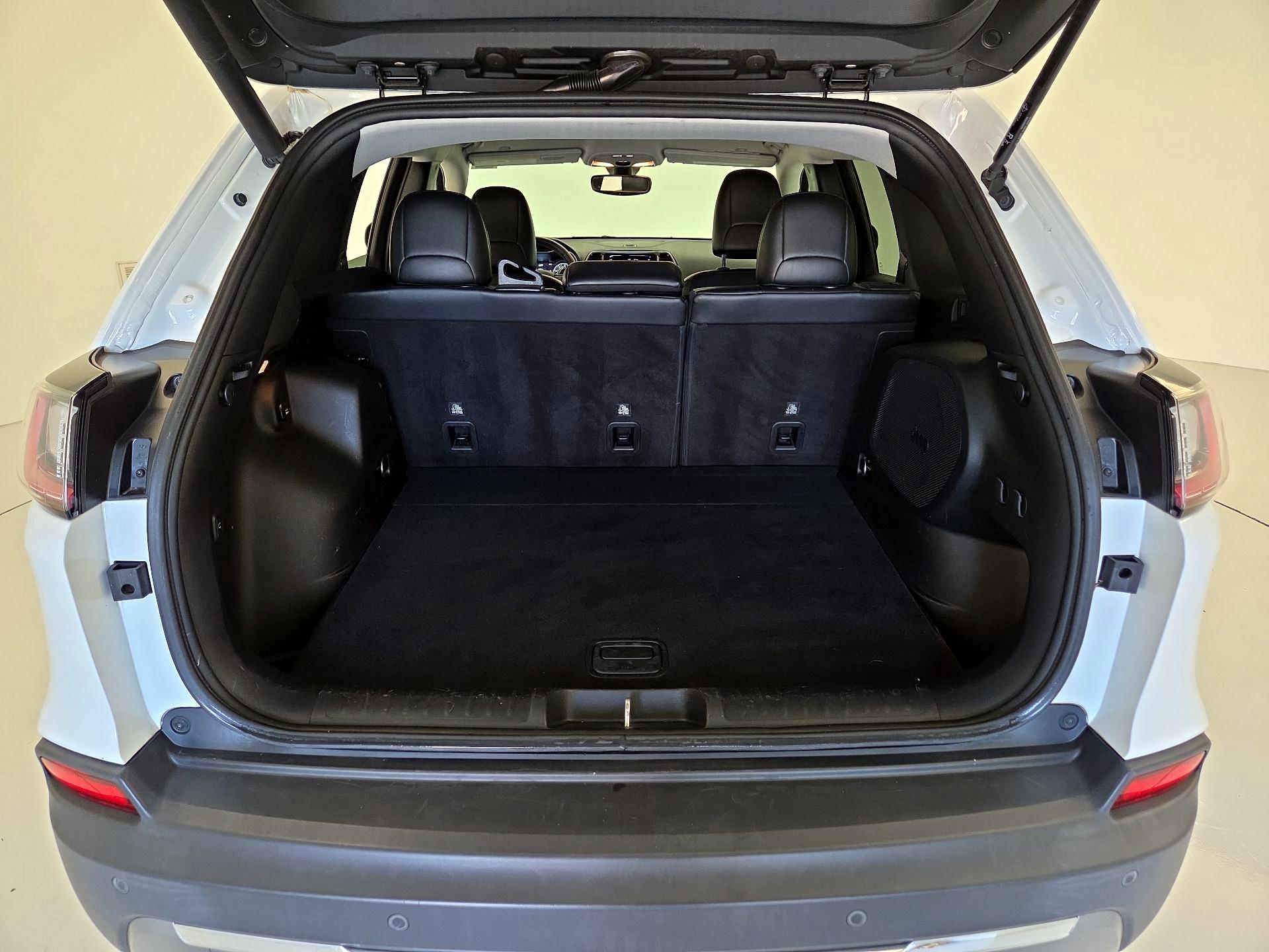 Thumbnail: 2019 Jeep Cherokee - 20