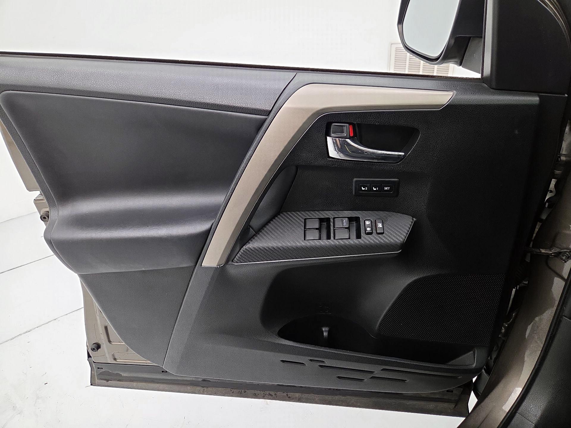 Thumbnail: 2015 Toyota RAV4 - 12