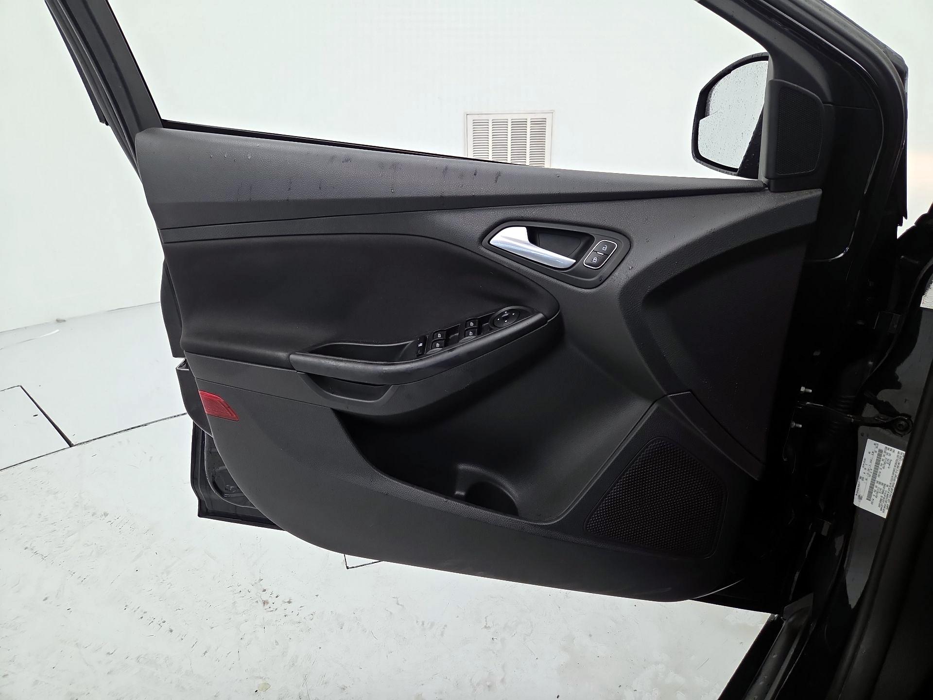 Thumbnail: 2015 Ford Focus - 12