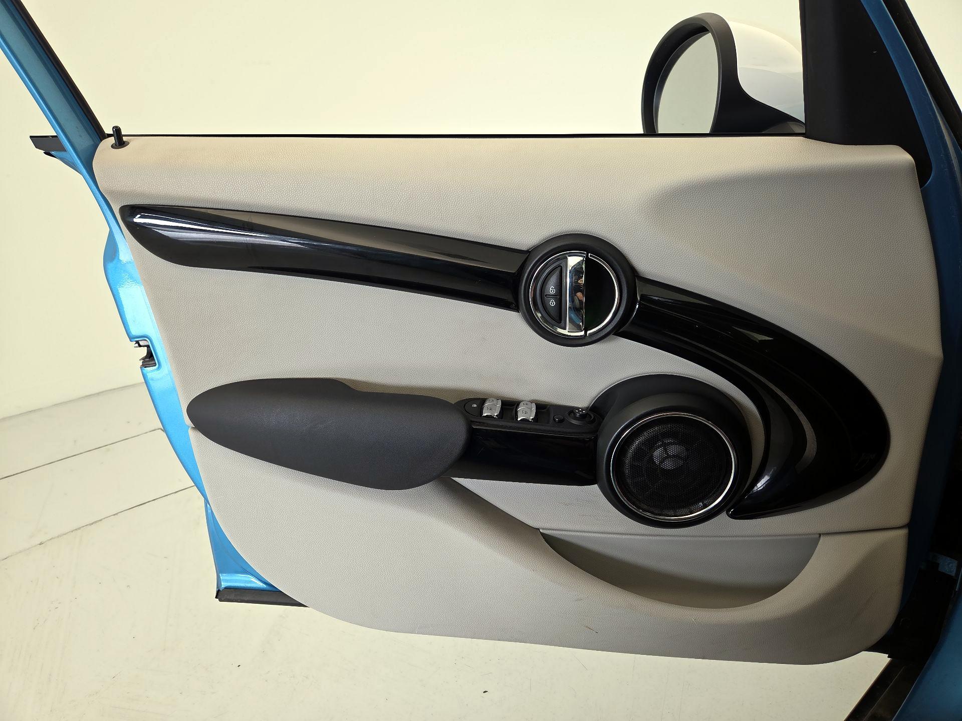 Thumbnail: 2016 MINI Cooper Hardtop - 12