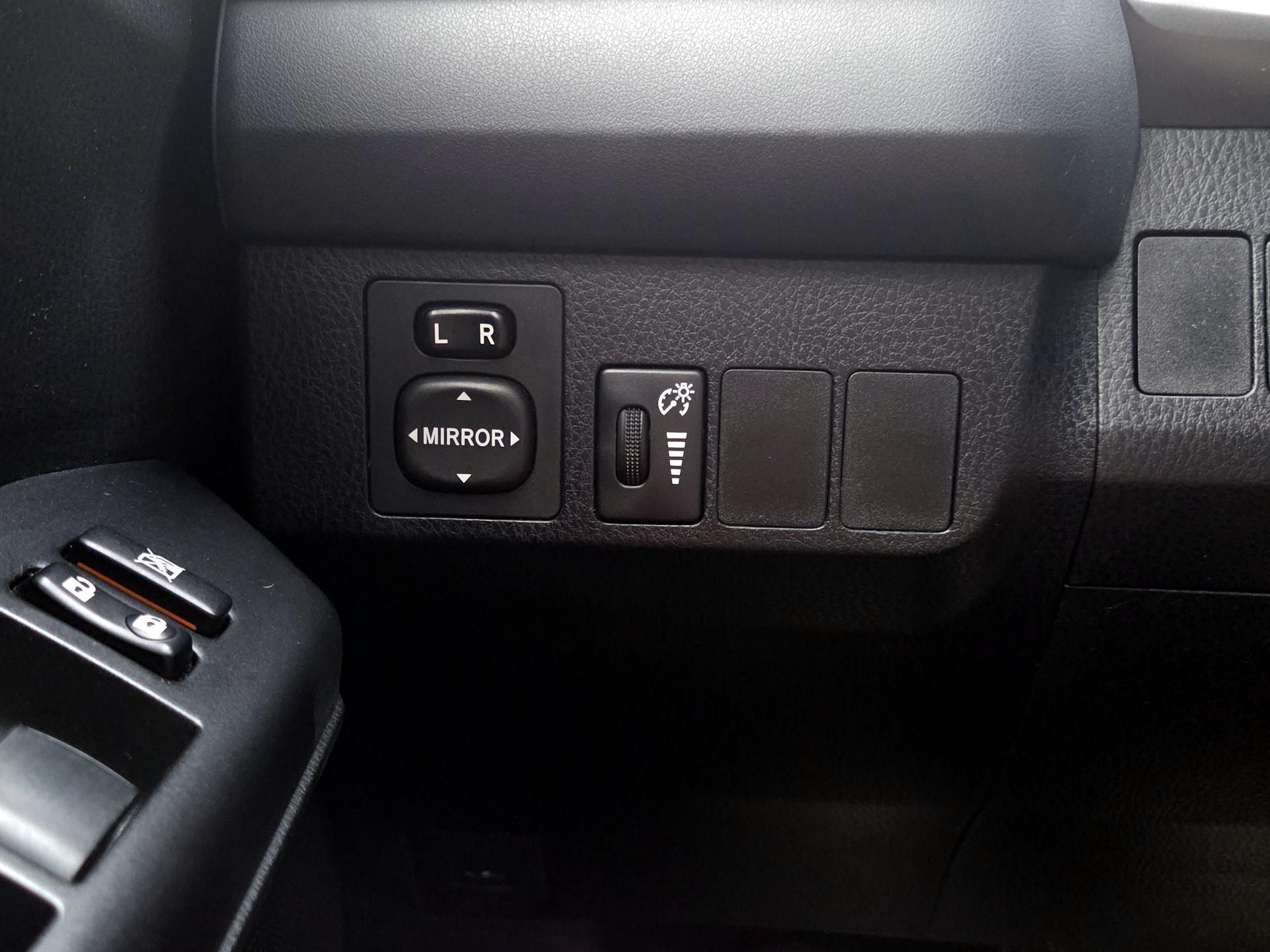 Thumbnail: 2016 Toyota RAV4 - 13