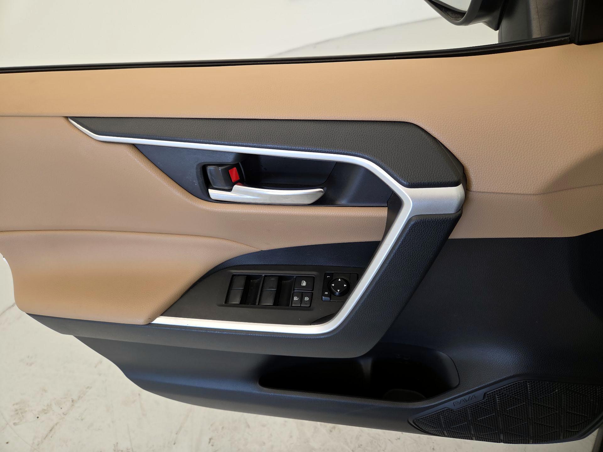 Thumbnail: 2019 Toyota RAV4 - 12
