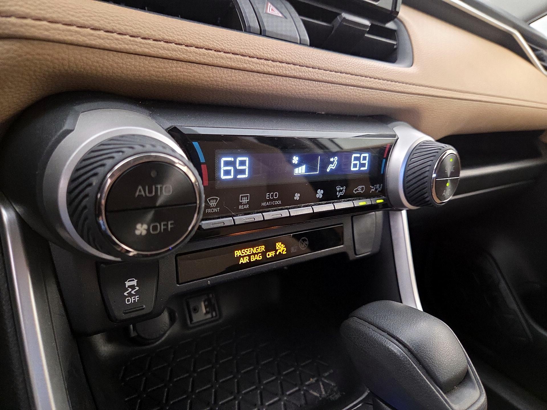 Thumbnail: 2019 Toyota RAV4 - 16