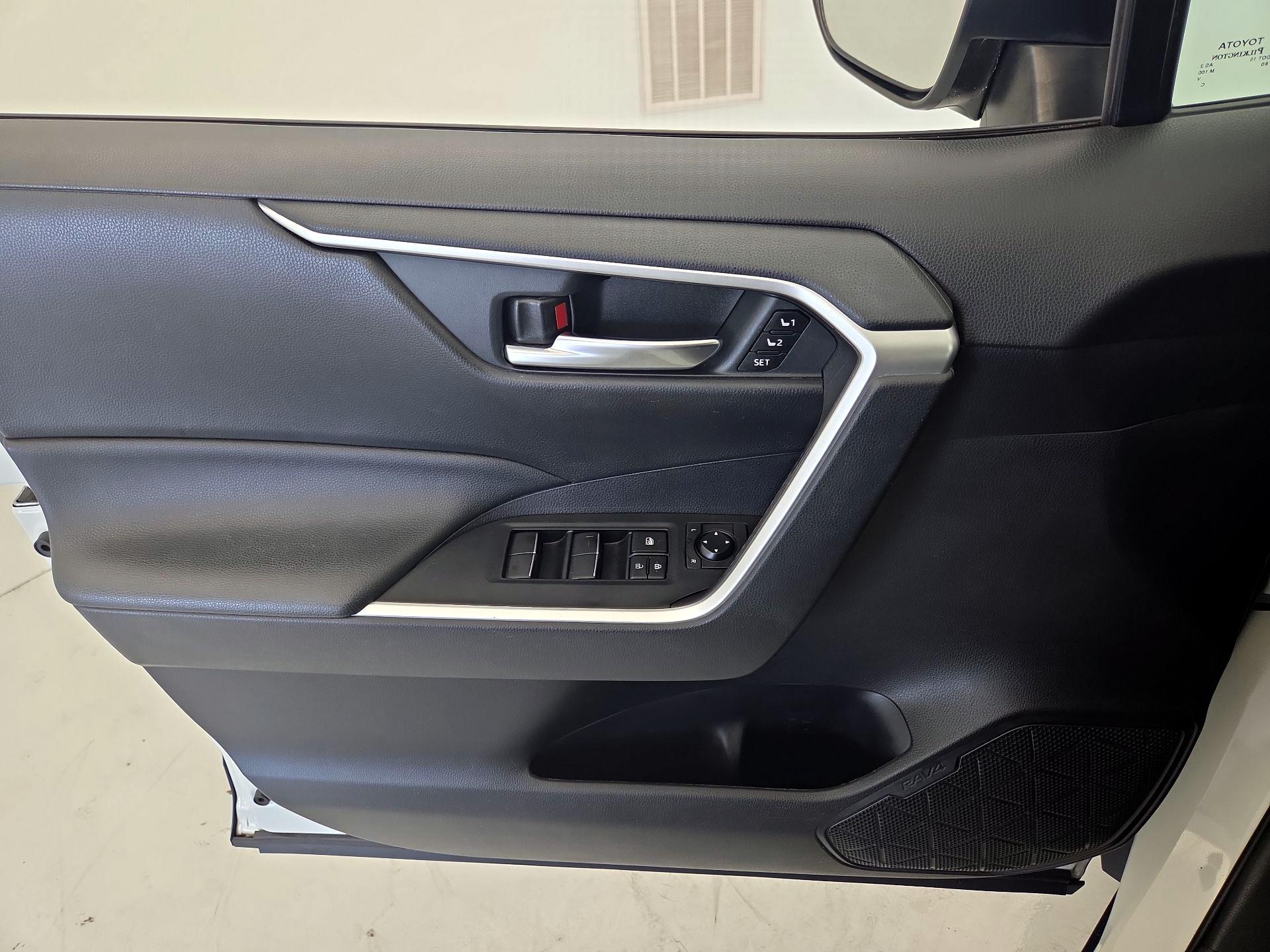 Thumbnail: 2020 Toyota RAV4 - 12