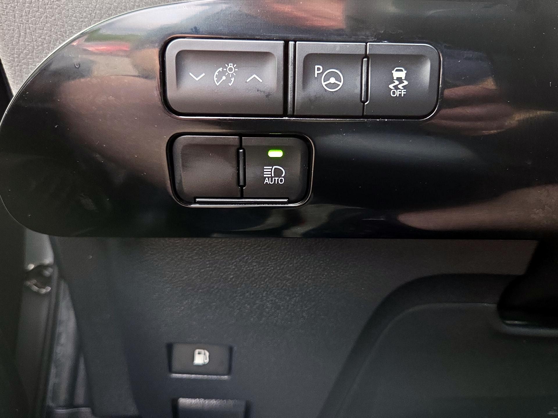 Thumbnail: 2019 Toyota Prius - 13