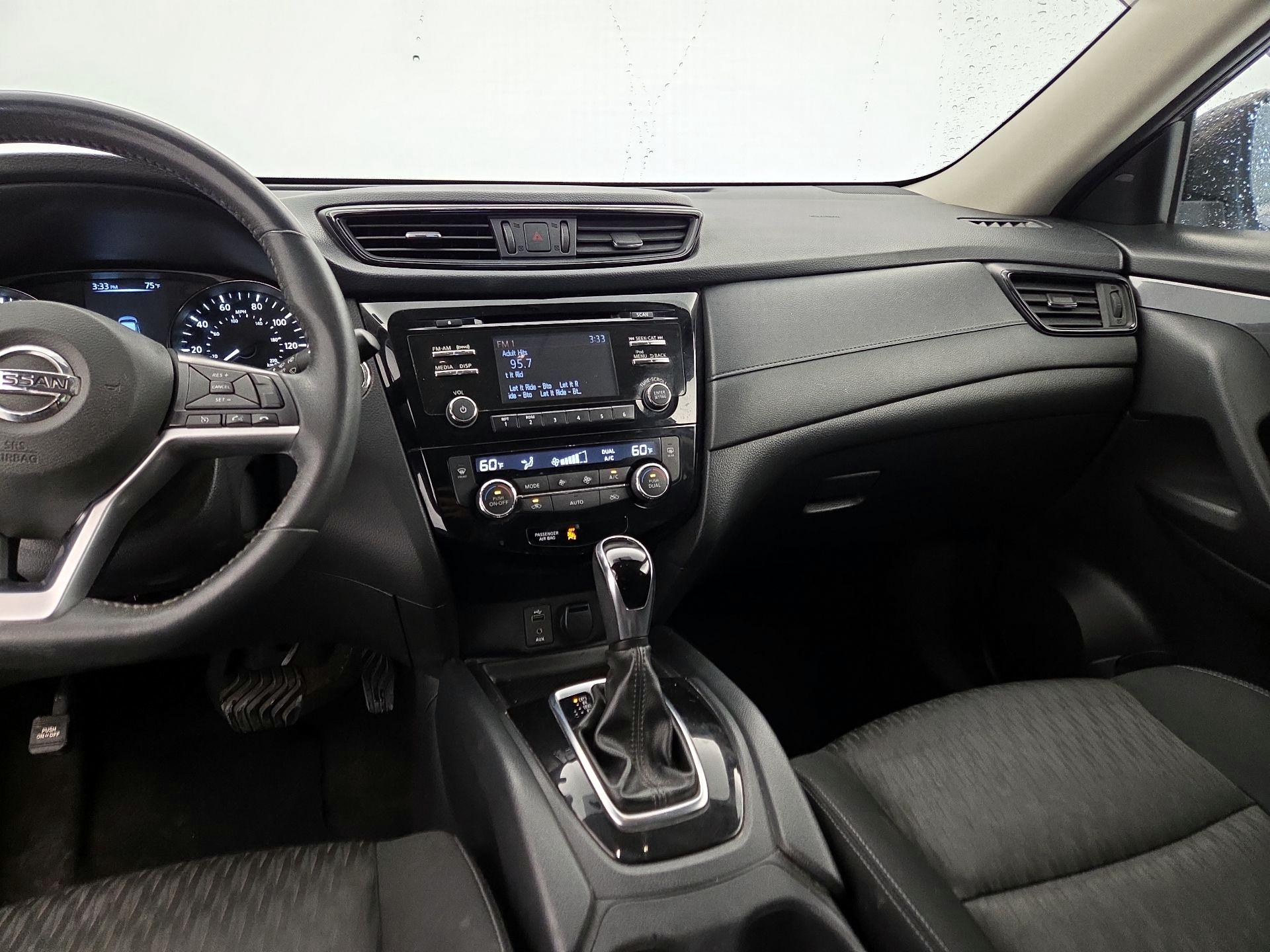 Thumbnail: 2017 Nissan Rogue - 9