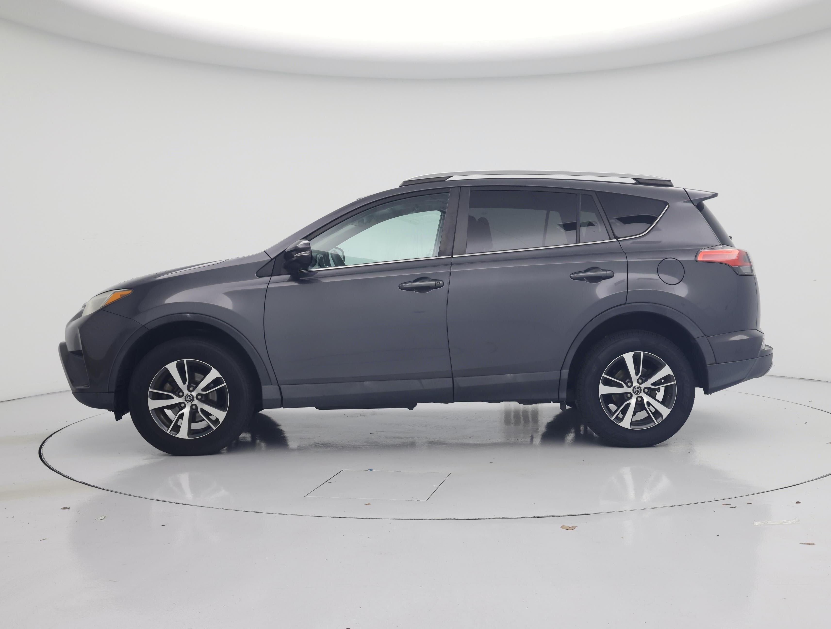 Thumbnail: 2018 Toyota RAV4 - 3