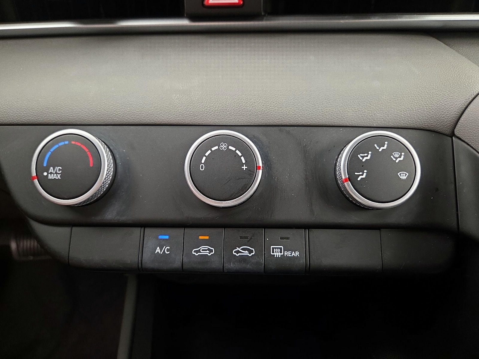 2024 Hyundai Elantra SE - Photo 17