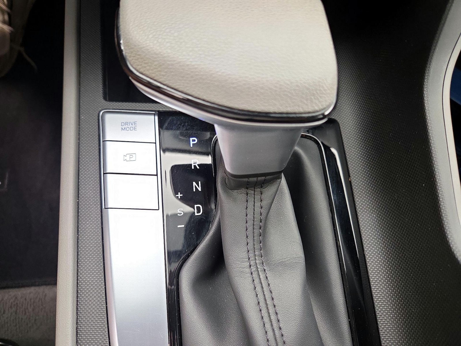2024 Hyundai Elantra SE - Photo 18