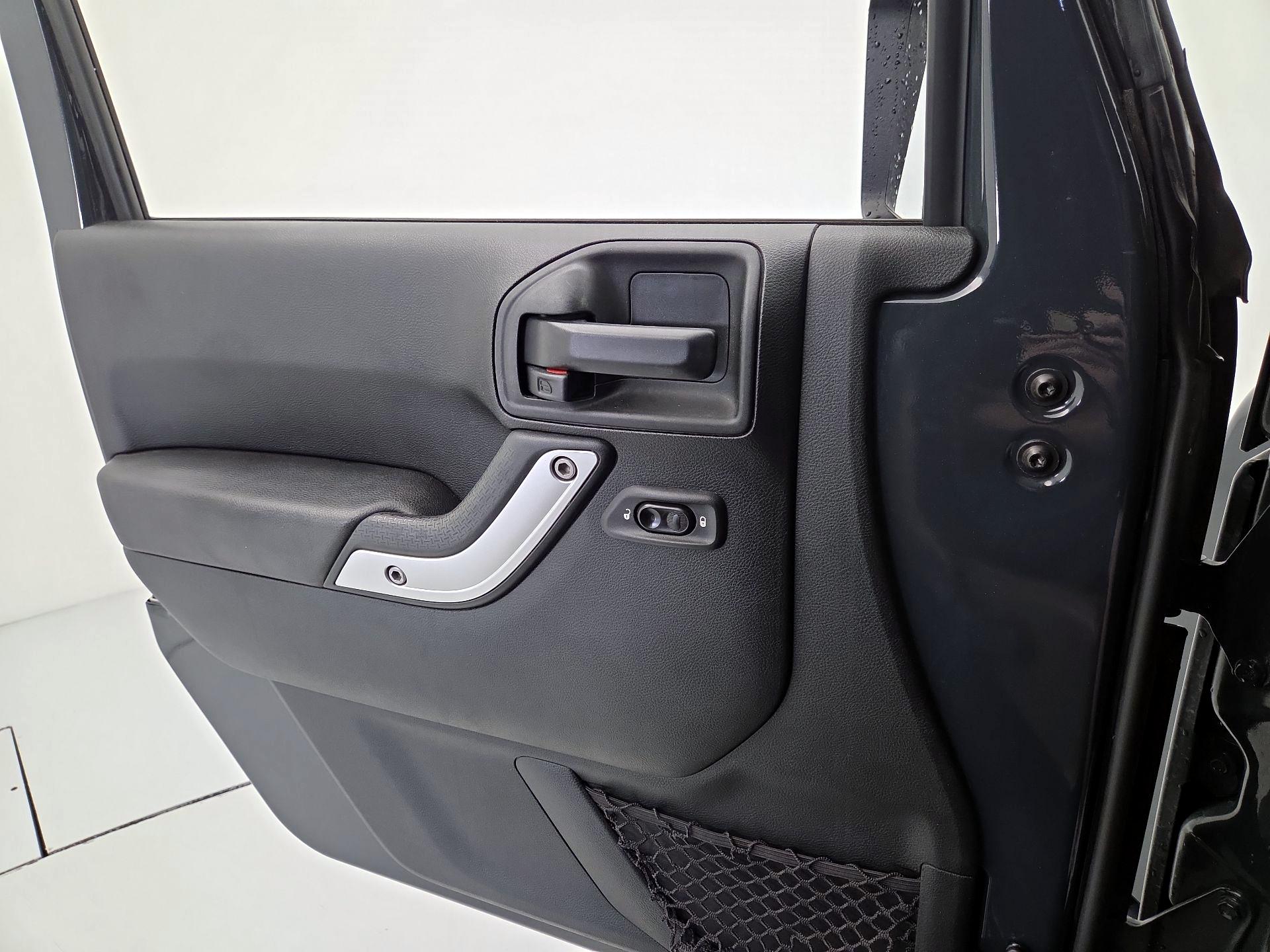 Thumbnail: 2017 Jeep Wrangler - 12