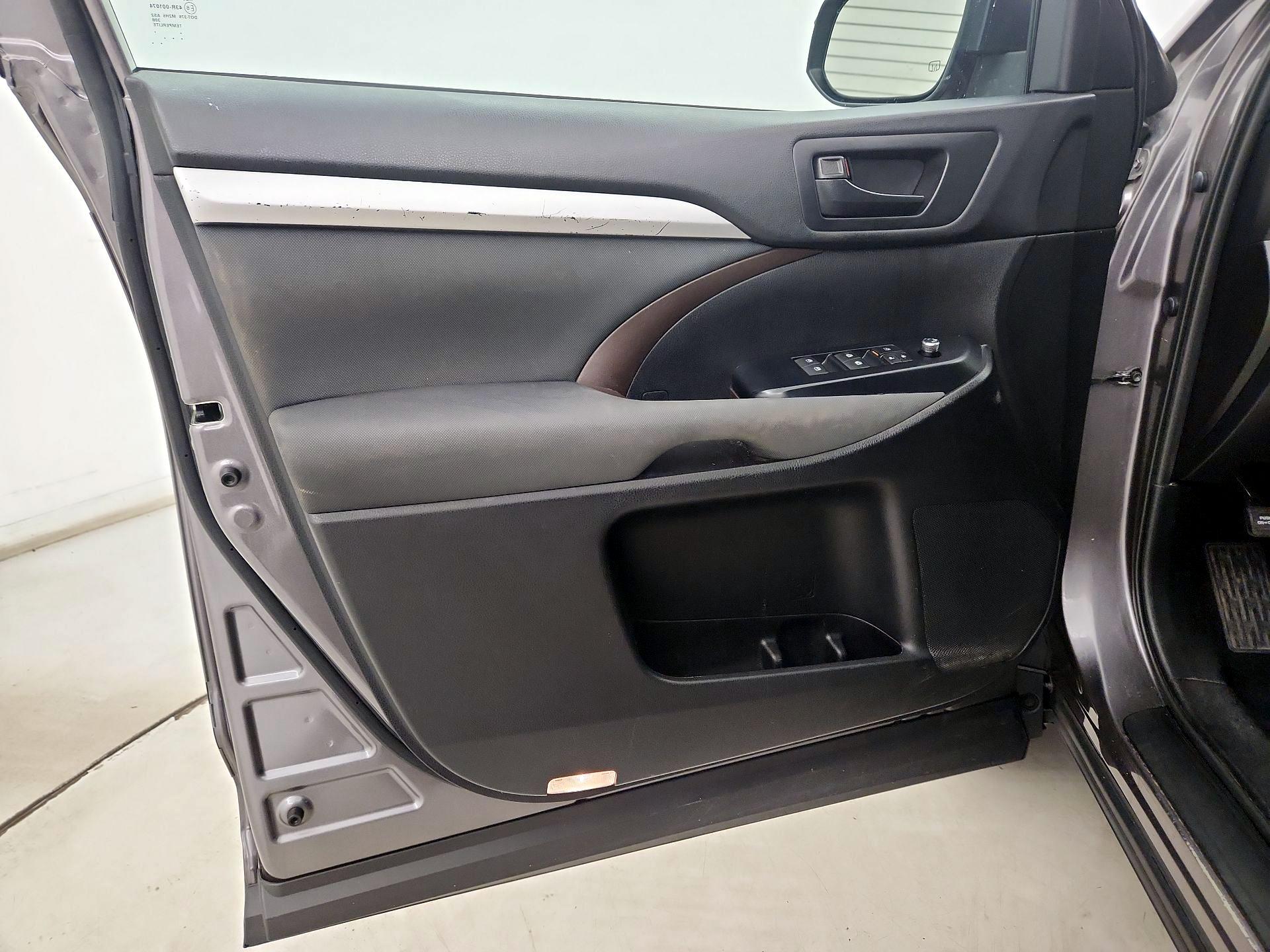 Thumbnail: 2019 Toyota Highlander - 12