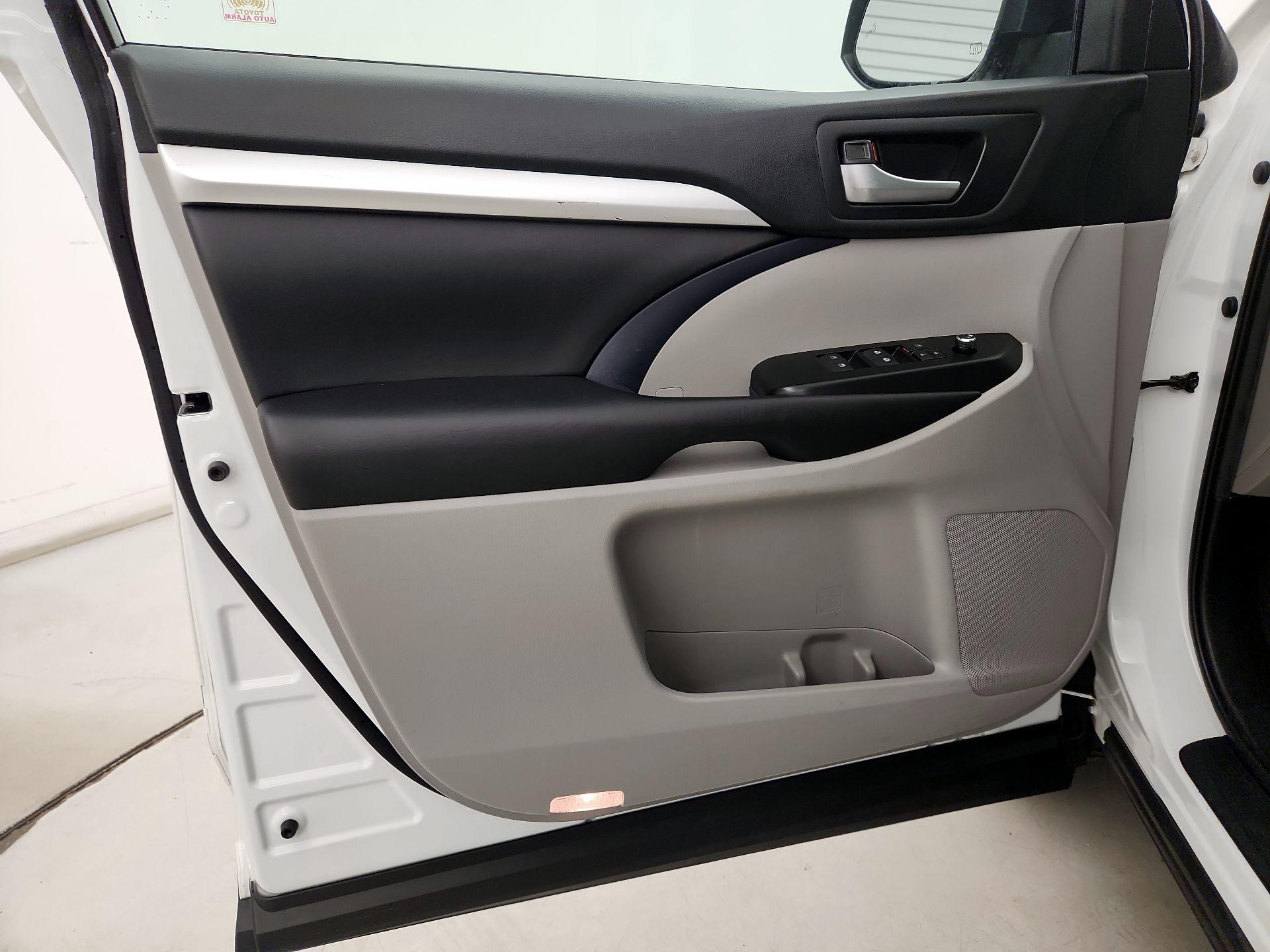 Thumbnail: 2019 Toyota Highlander - 12